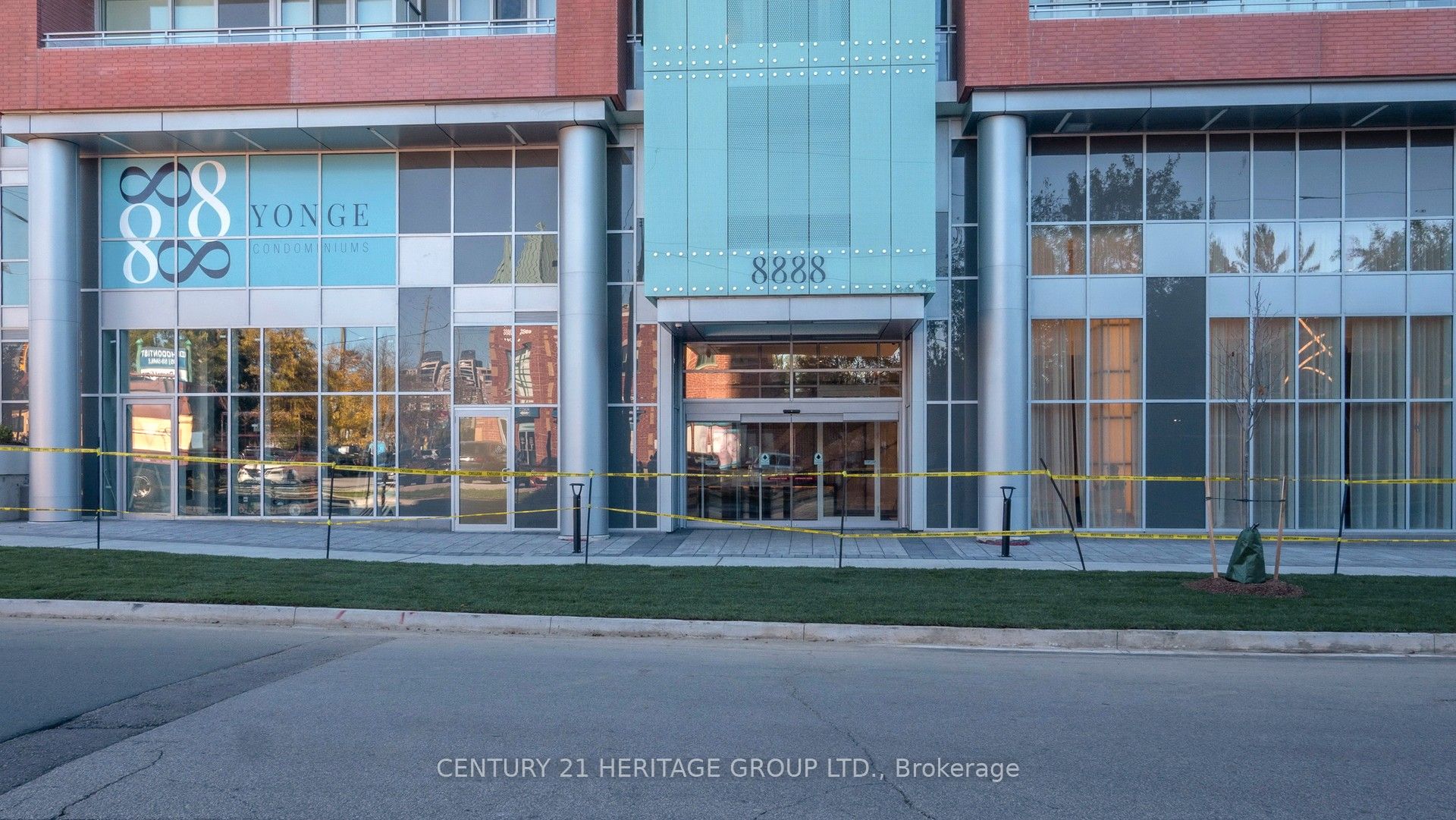8888 Yonge Street 1205, Richmond Hill, ON L4C 5V6 photo 2