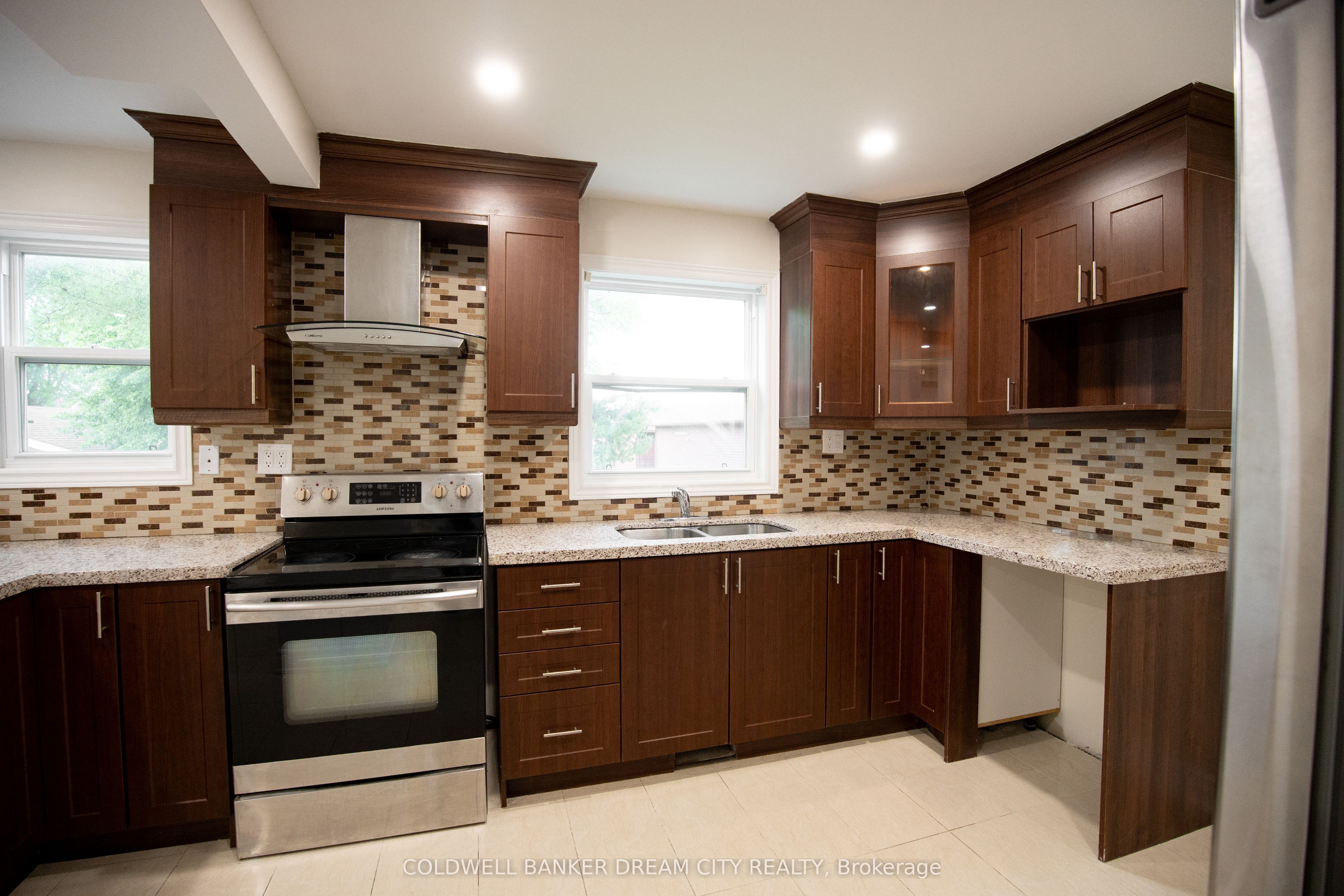 22 Elm Grove Avenue Upper, Richmond Hill, ON L4E 2T1 photo 2