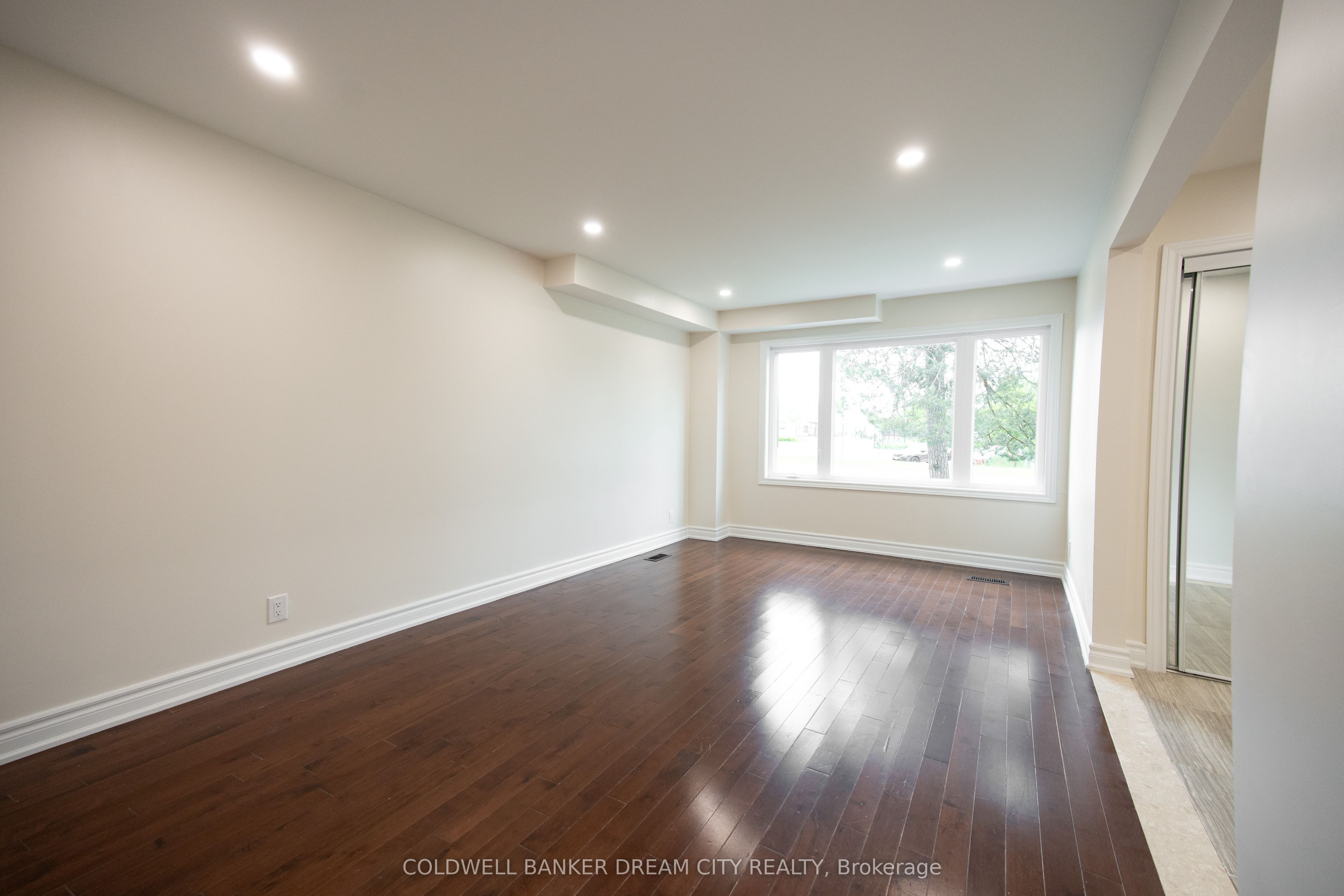 22 Elm Grove Avenue Upper, Richmond Hill, ON L4E 2T1 photo 5