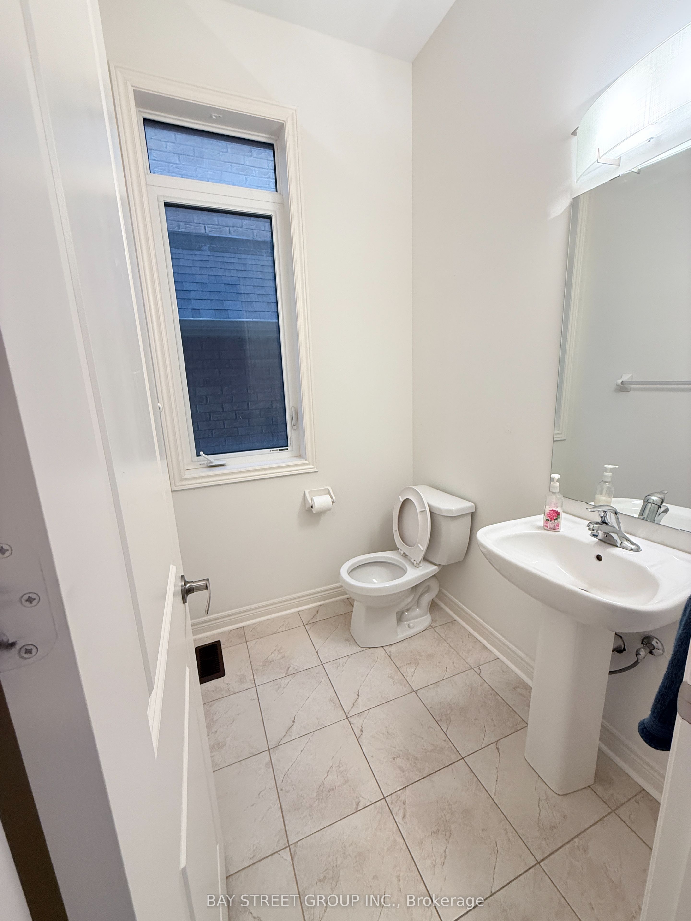 69 Tupling Street, Bradford West Gwillimbury, ON L3Z 0W6 photo 4