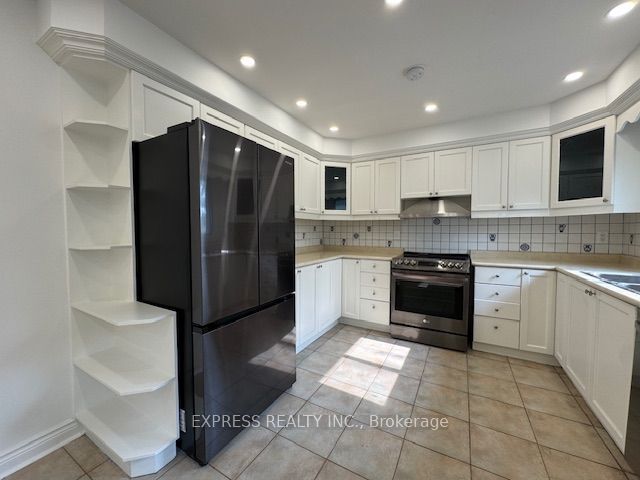 2 Pearson Avenue Main, Richmond Hill, ON L4C 6T5 photo 2