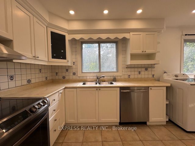 2 Pearson Avenue Main, Richmond Hill, ON L4C 6T5 photo 3