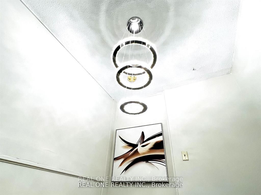 105 Aurora Heights Drive, Aurora, ON L4G 2X1 photo 2