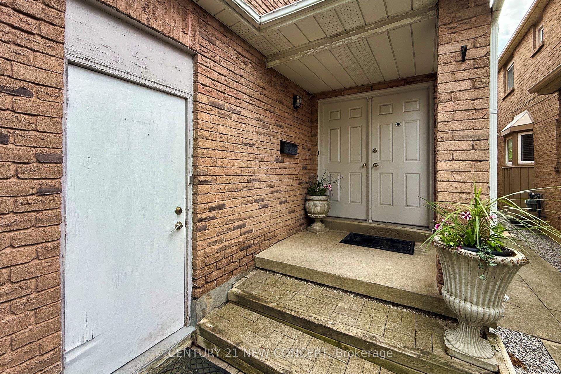 8 Millcroft Way, Vaughan, ON L4J 6P2 photo 3