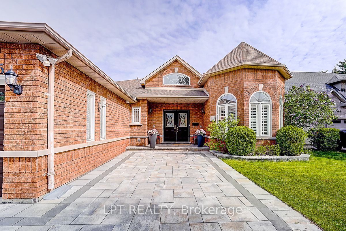 585 Holgate Circle, Newmarket, ON L3X 1V8 photo 3