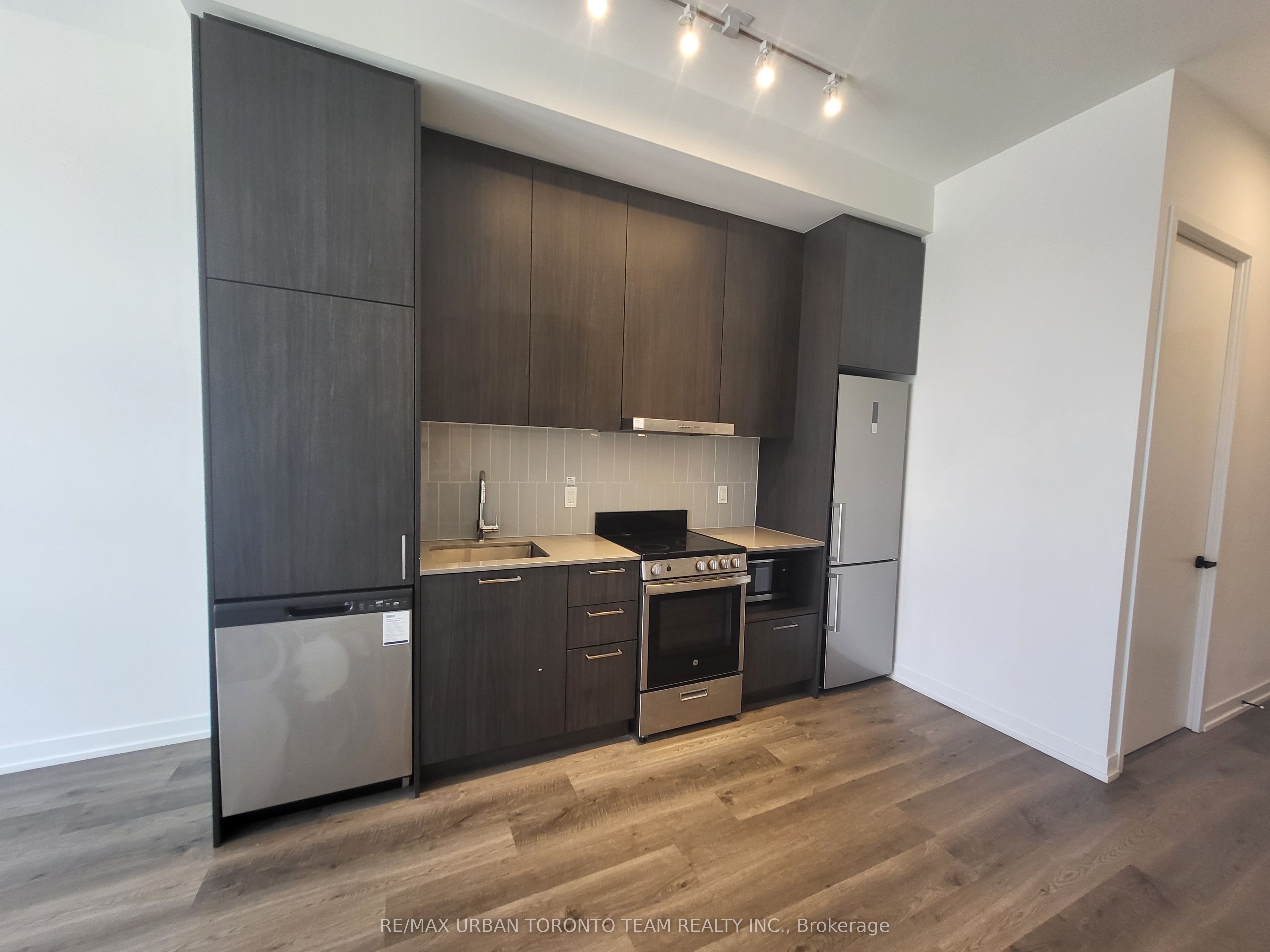 195 Commerce Street 111, Vaughan, ON L4K 0P9 photo 2