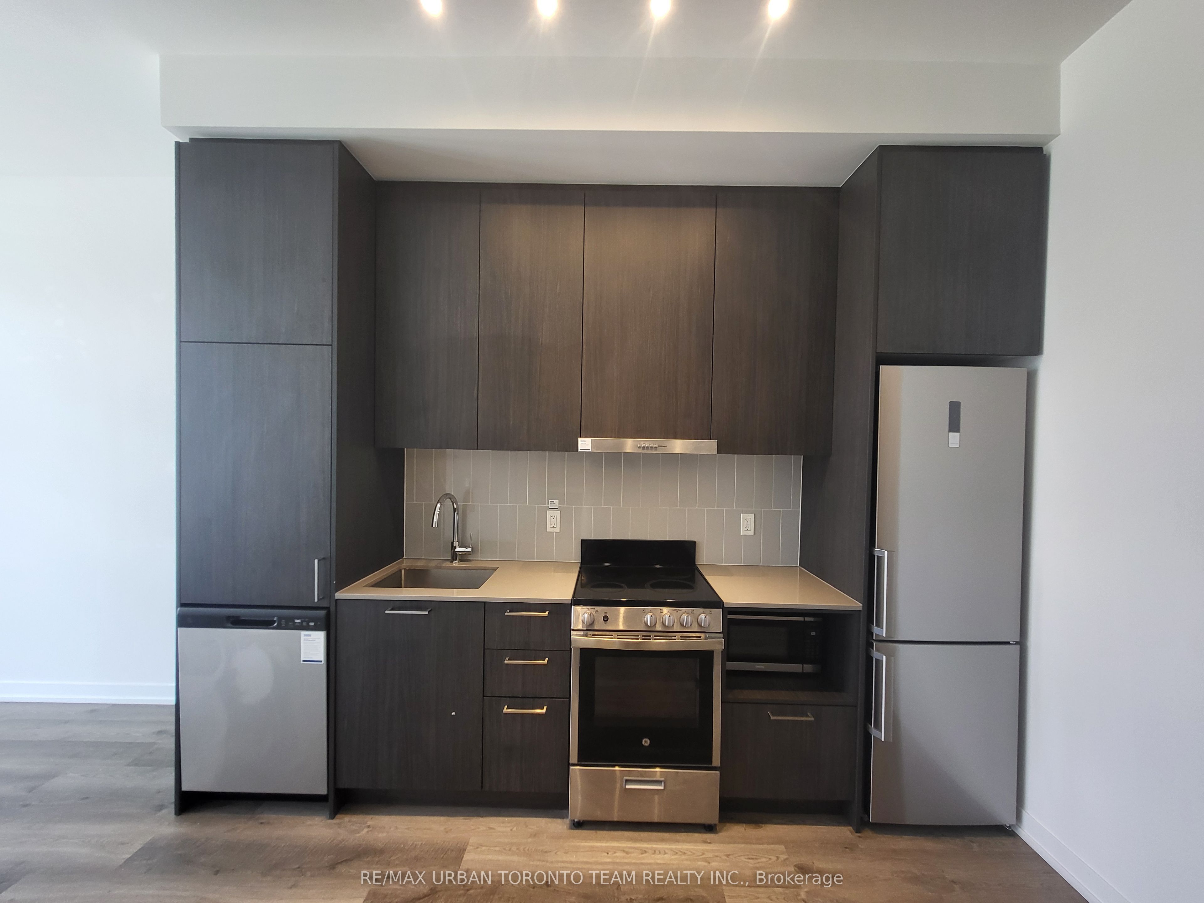 195 Commerce Street 111, Vaughan, ON L4K 0P9 photo 3