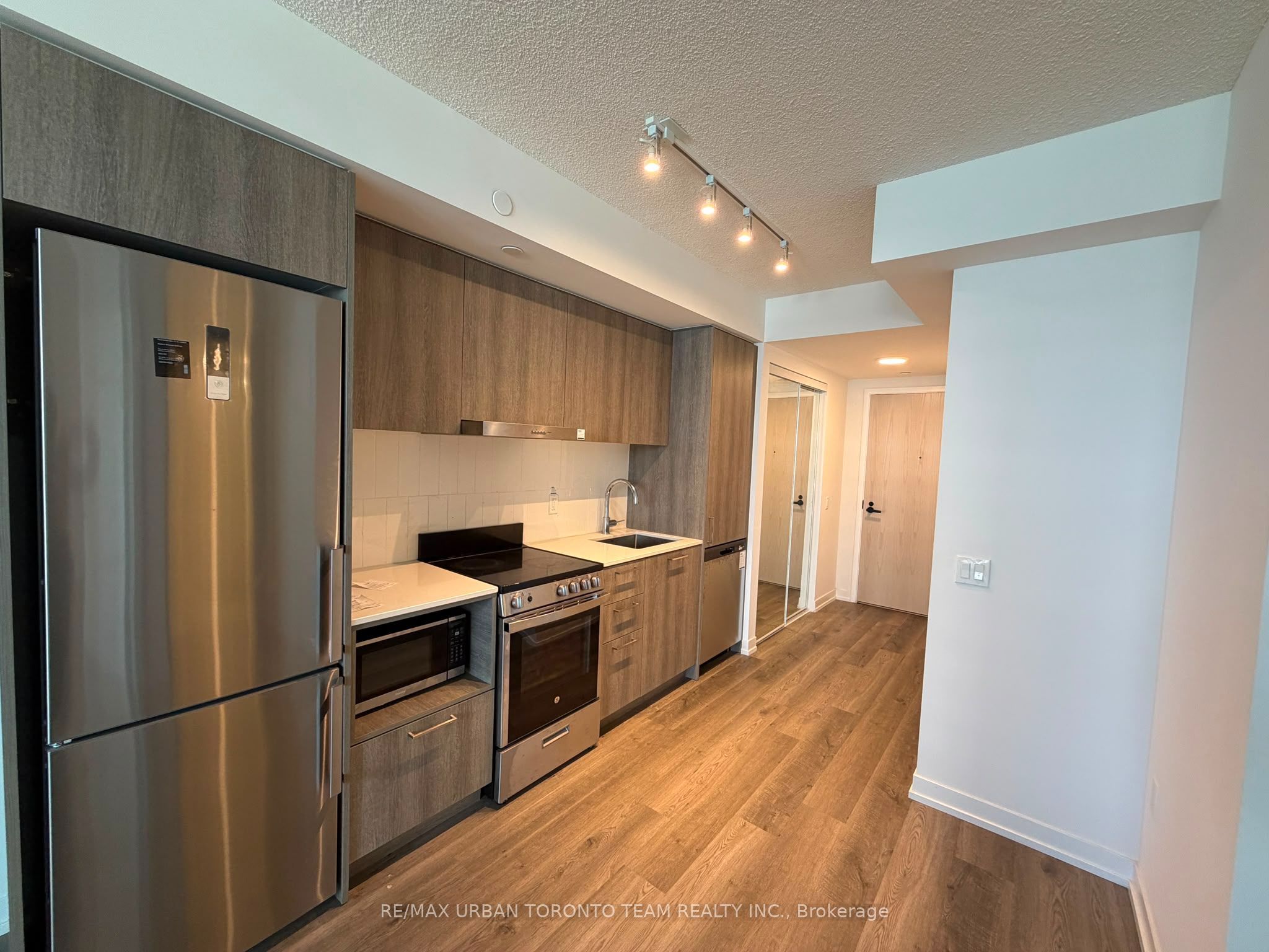 195 Commerce Street 301, Vaughan, ON L4K 0P9 photo 2