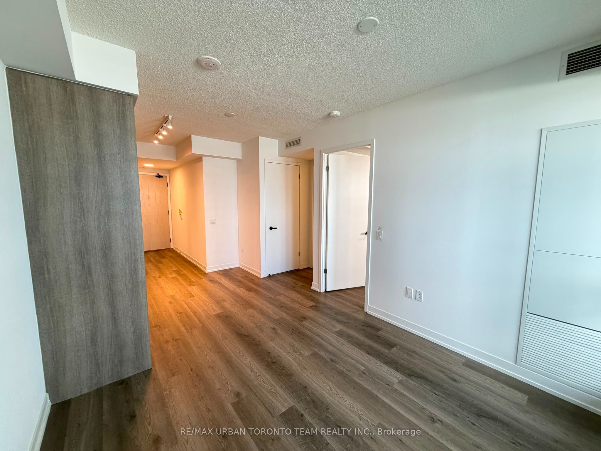 195 Commerce Street 301, Vaughan, ON L4K 0P9 photo 4