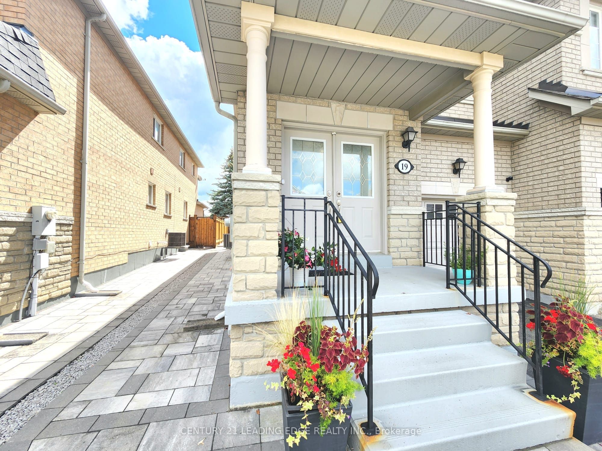 19 Kingly Crest Way, Vaughan, ON L4H 1M8 photo 2