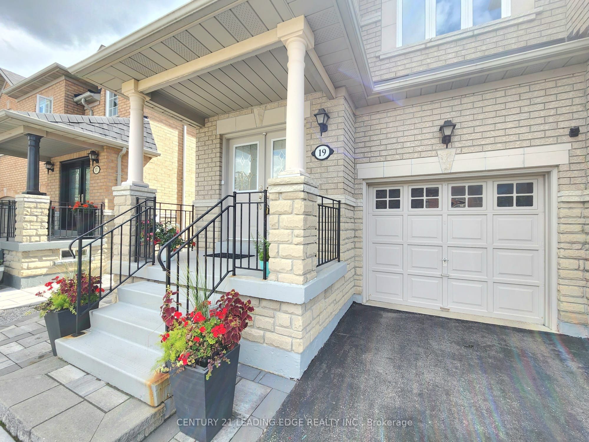 19 Kingly Crest Way, Vaughan, ON L4H 1M8 photo 3