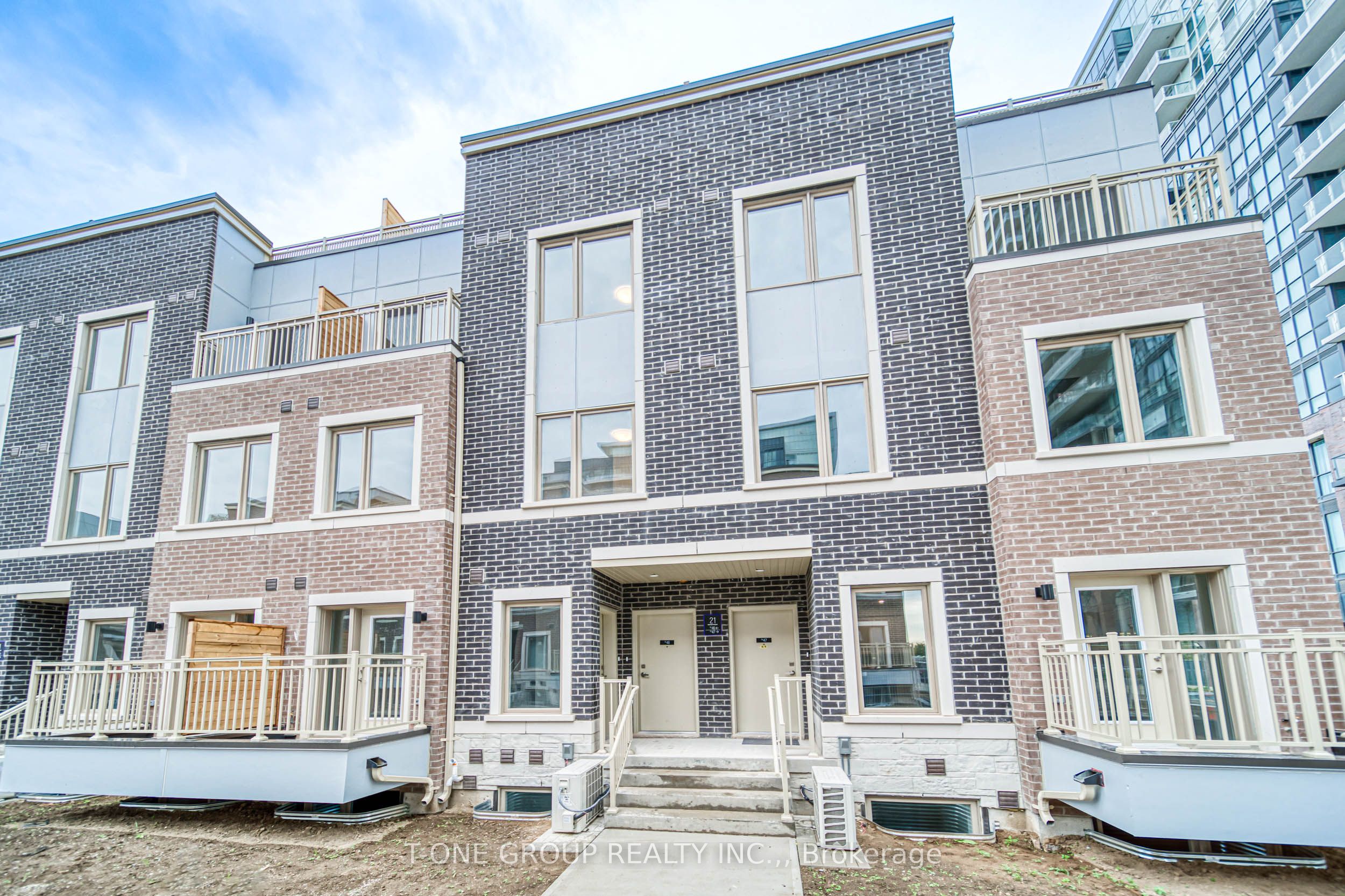 21 Honeycrisp Crescent 46, Vaughan, ON L4K 0N6 photo 2