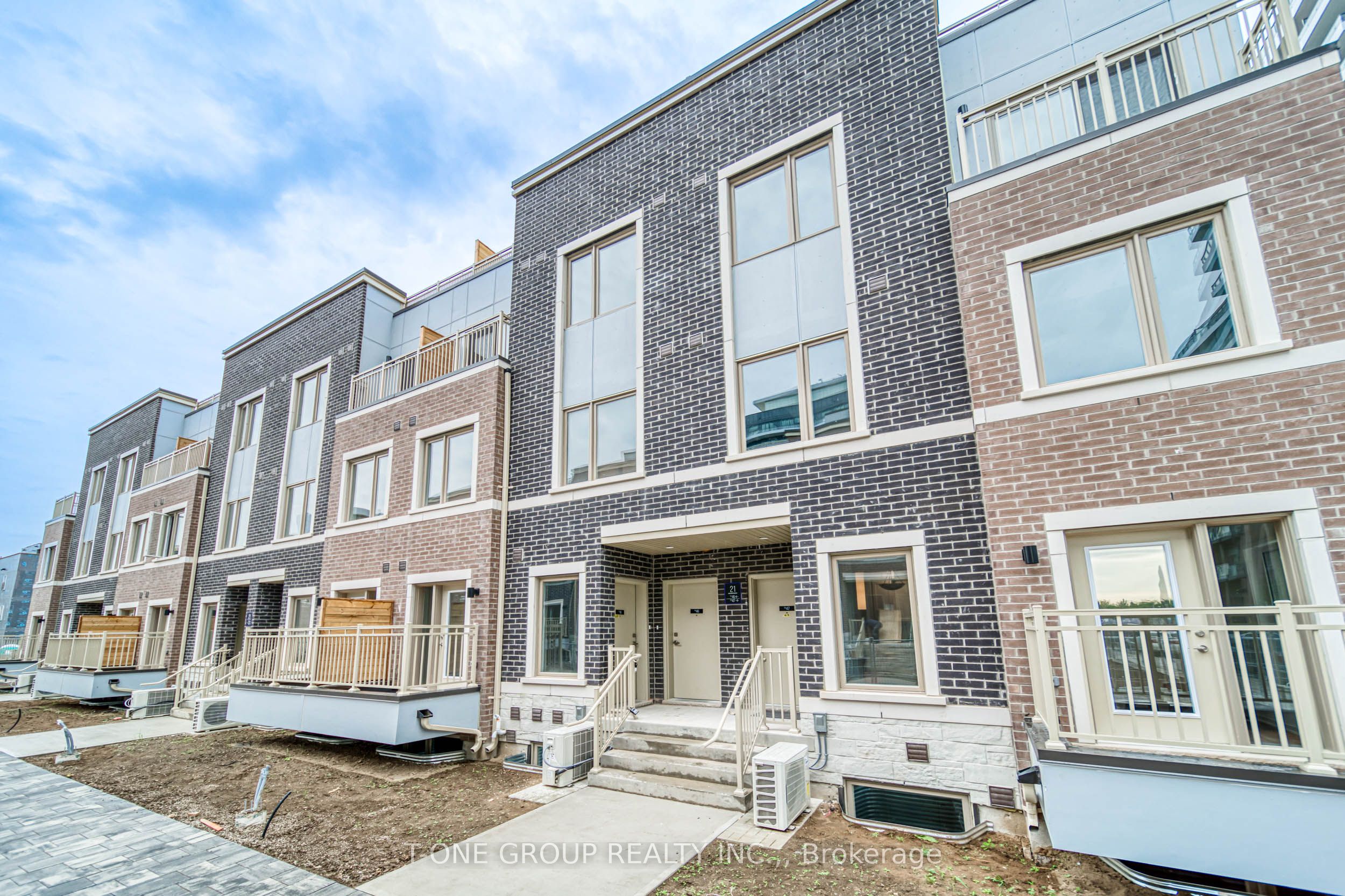 21 Honeycrisp Crescent 46, Vaughan, ON L4K 0N6 photo 3