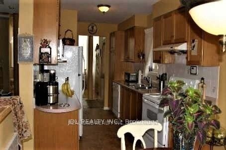 215 Shirley Drive, Richmond Hill, ON L4S 1T4 photo 2