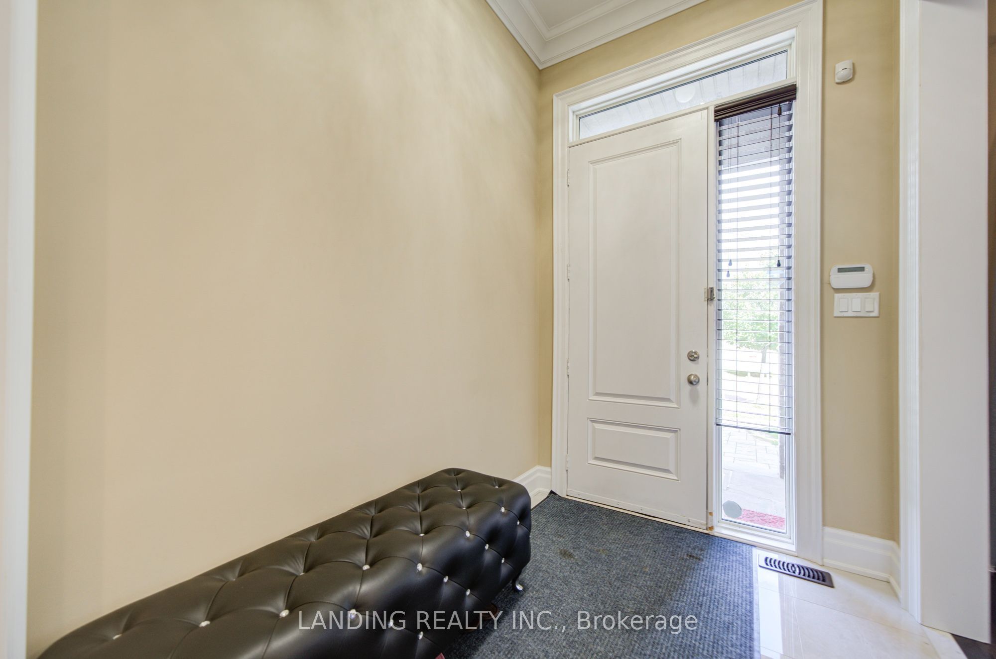 57 Strawbridge Farm Drive, Aurora, ON L4G 0L2 photo 3