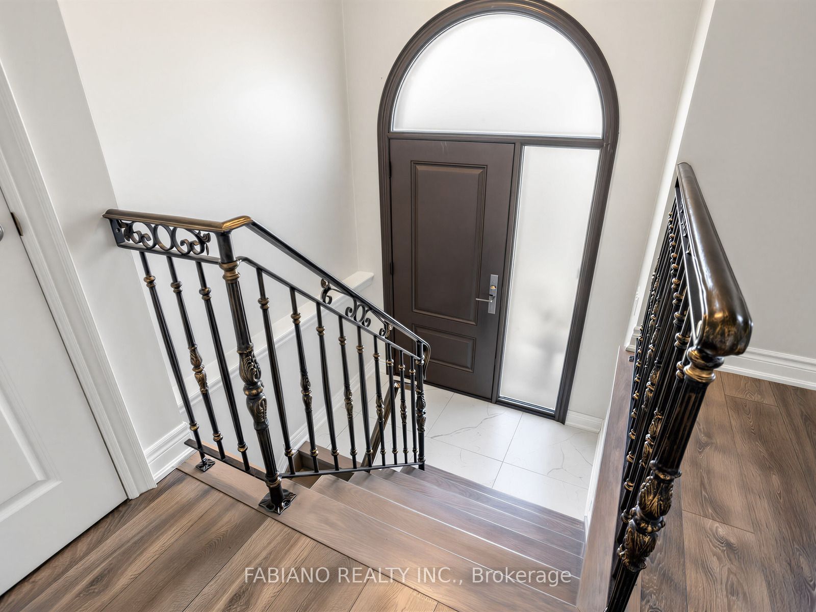 383 Britannia Avenue Main (Upper), Bradford West Gwillimbury, ON L3Z 2C8 photo 5