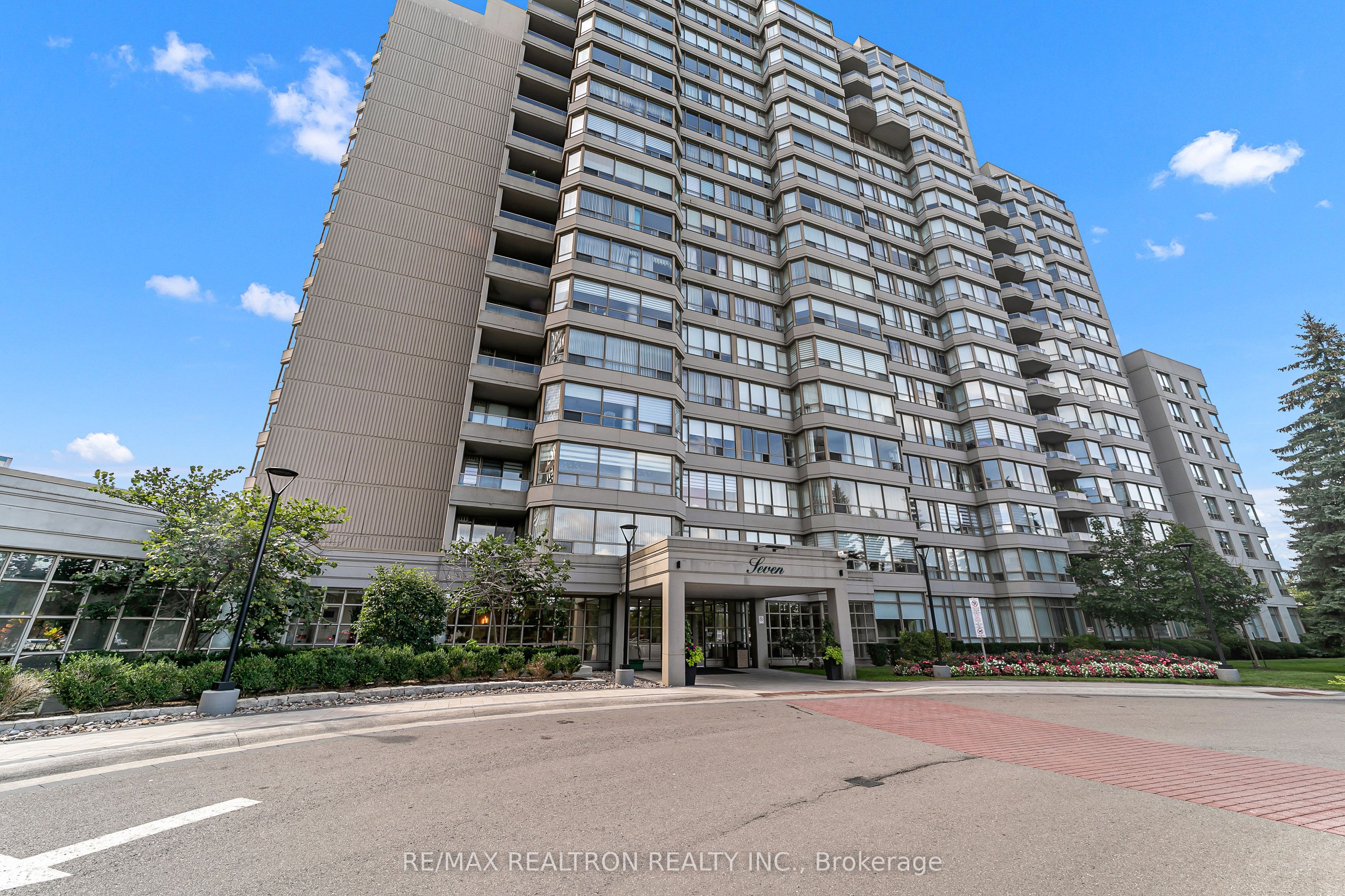 7 Townsgate Drive 810, Vaughan, ON L4J 7Z9 photo 2