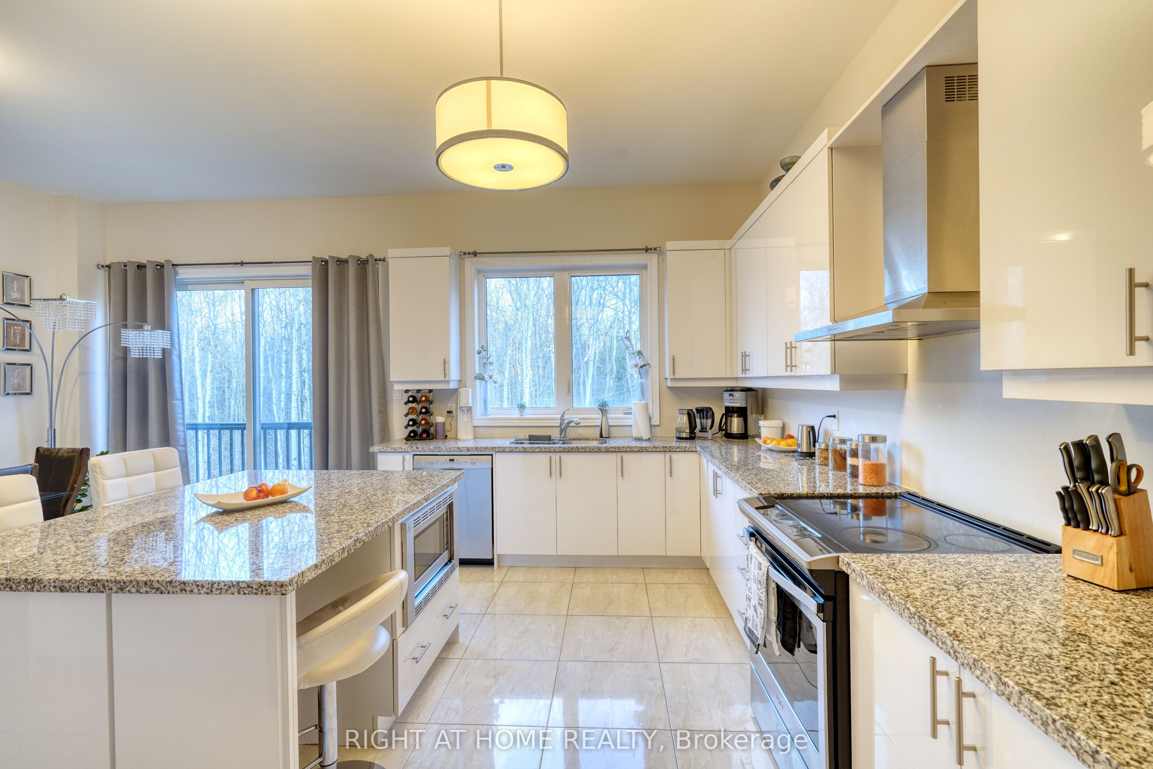1665 Emberton Way, Innisfil, ON L9S 0N4 photo 4