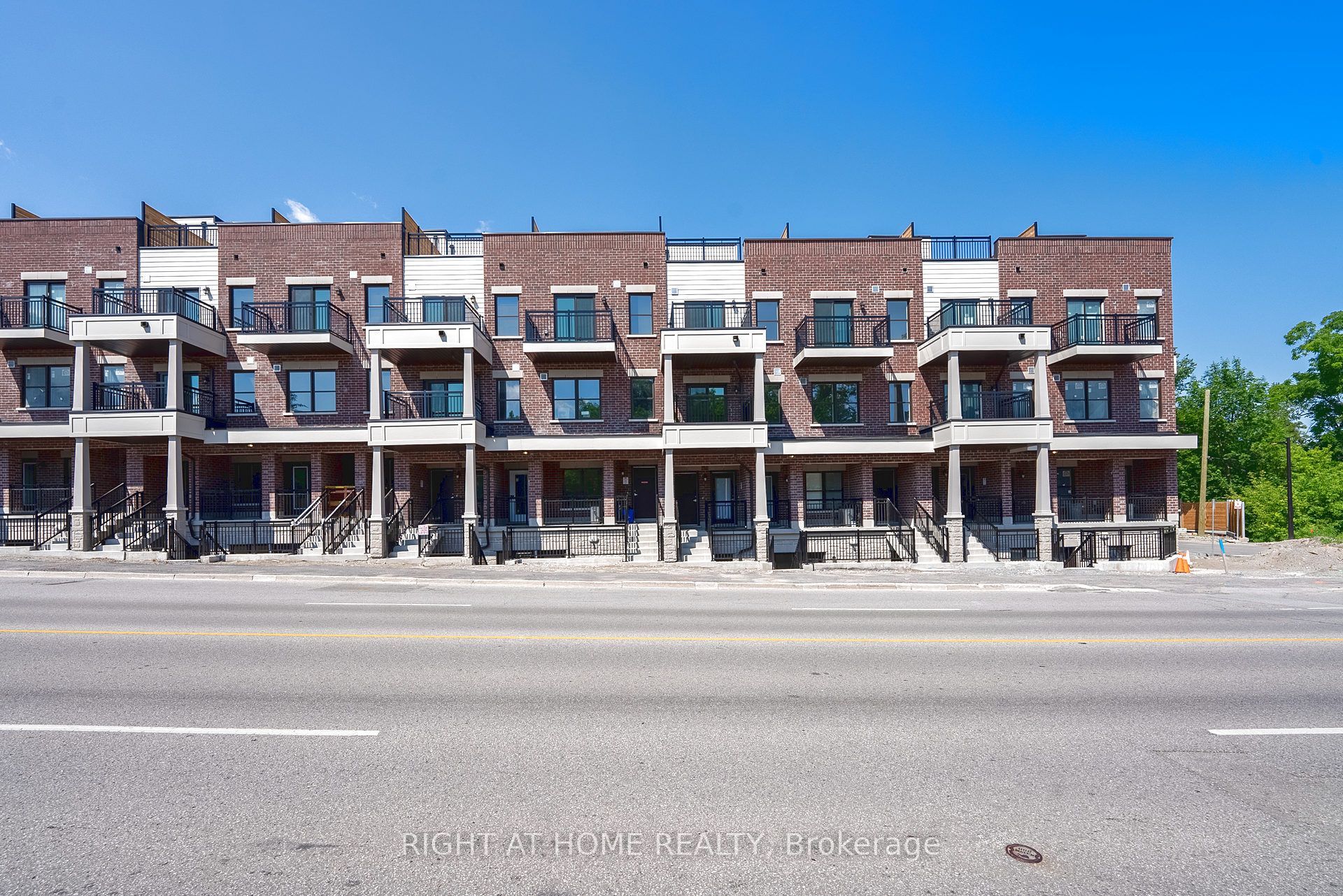 15100 Yonge Street 102, Aurora, ON L4G 4C8