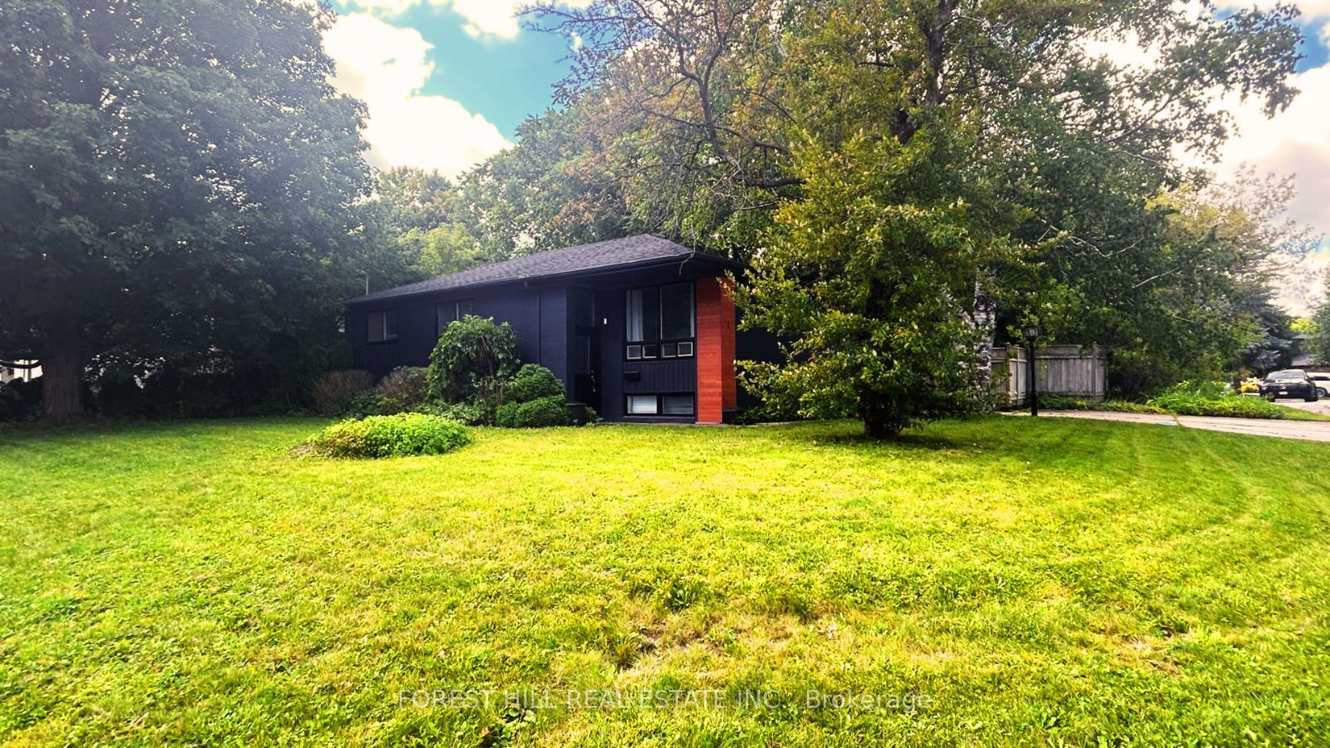 1 Willis Drive, Aurora, ON L4G 2J8