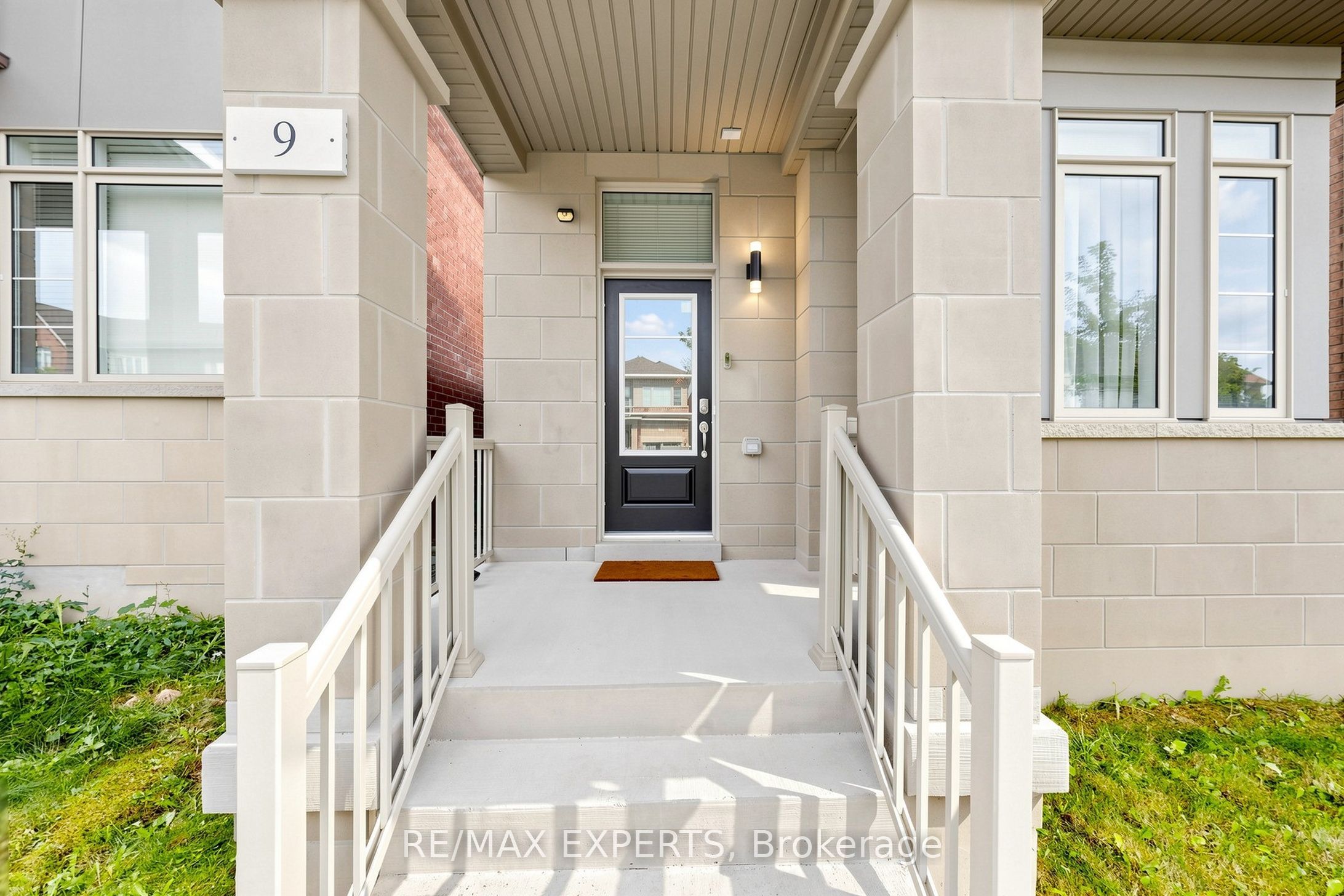 9 Applegate Drive, East Gwillimbury, ON L9N 0R2 photo 3