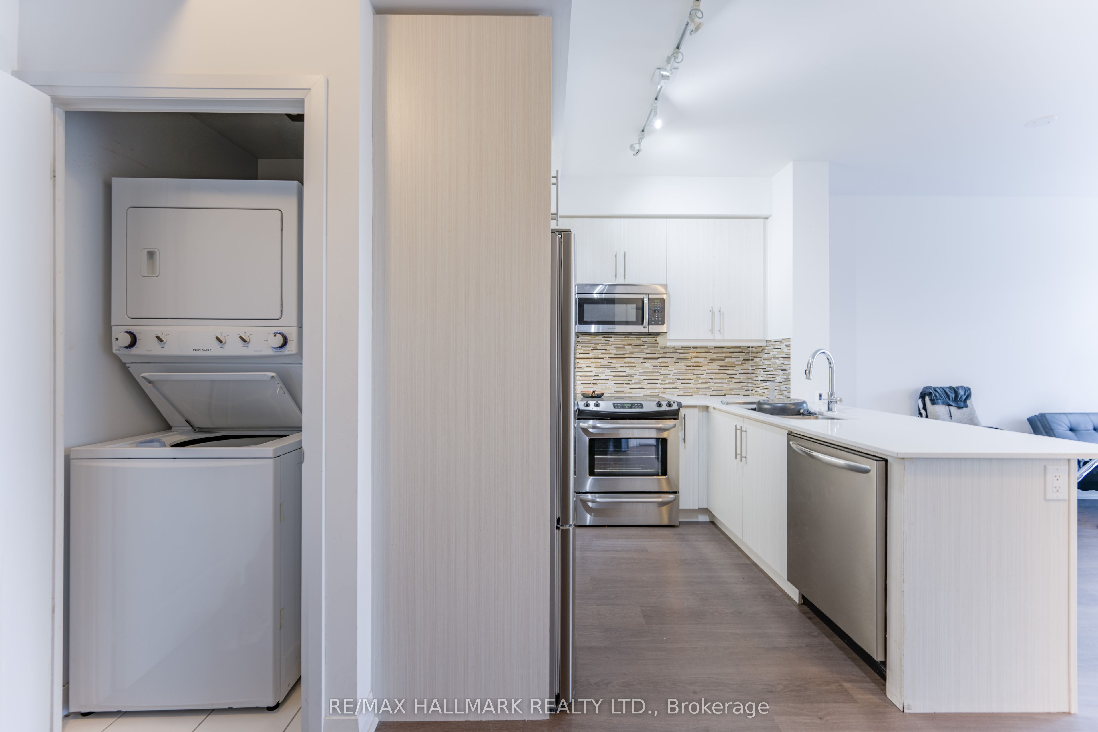 55 Oneida Crescent 406, Richmond Hill, ON L4B 0E8 photo 5