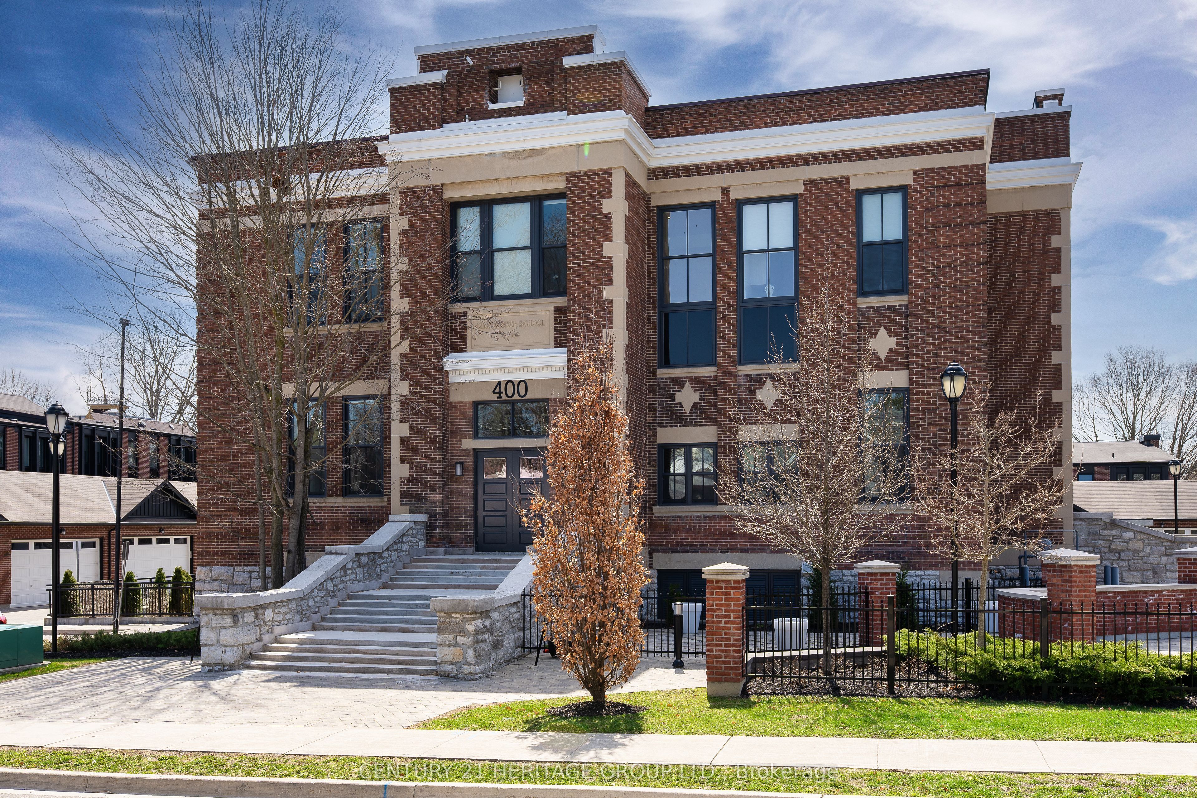 400 Park Avenue 304, Newmarket, ON L3Y 1V8