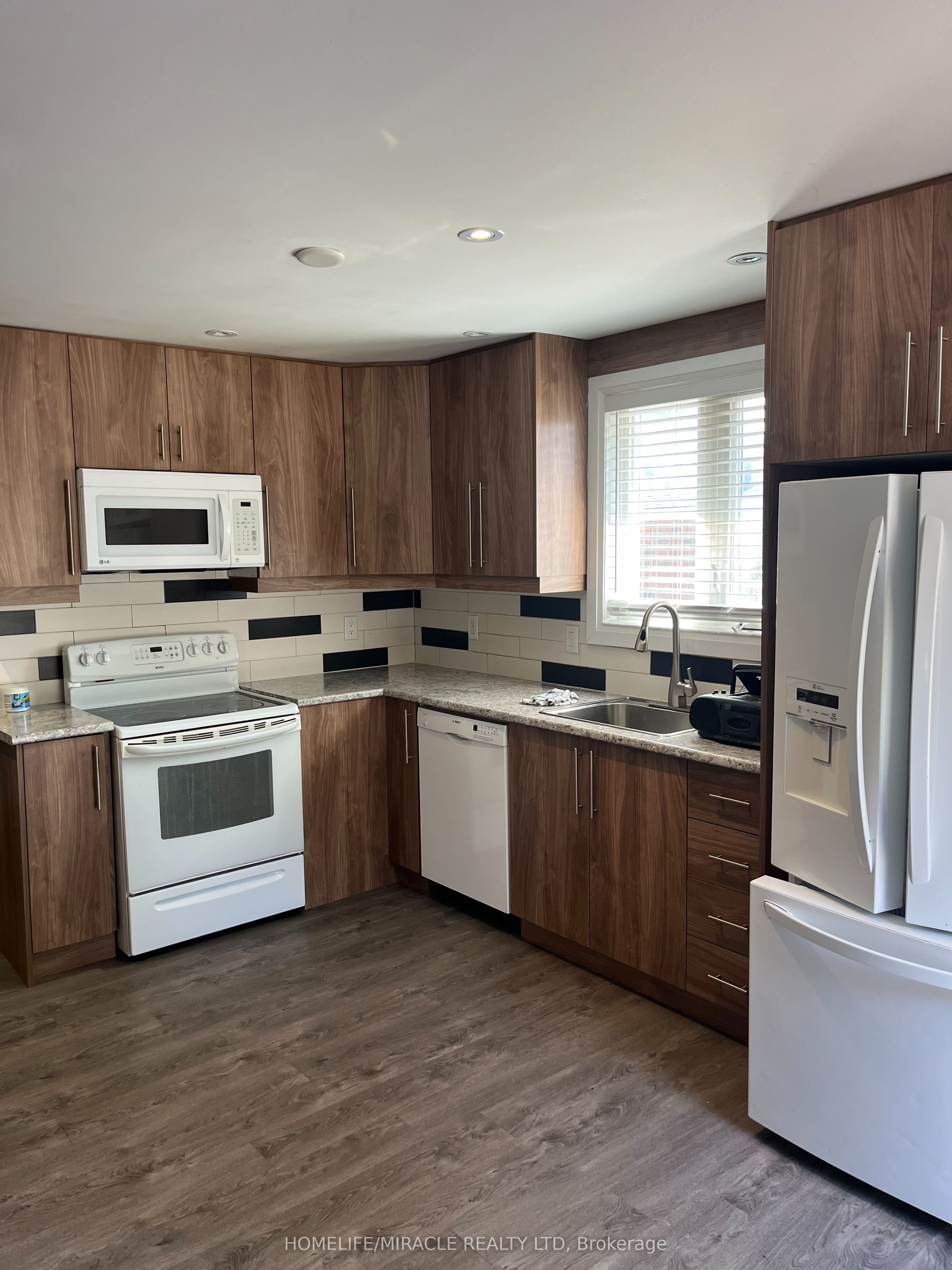 151 Collings Avenue, Bradford West Gwillimbury, ON L3Z 1V9 photo 2