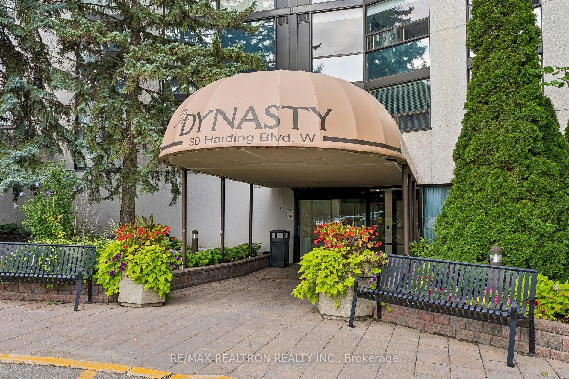 30 Harding Boulevard W 1111, Richmond Hill, ON L4C 9M3 photo 2