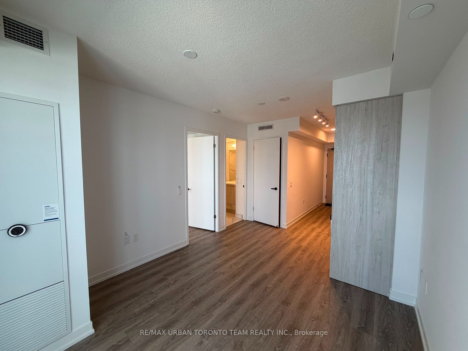 195 Commerce Street 1702, Vaughan, ON L4K 0P9 photo 2