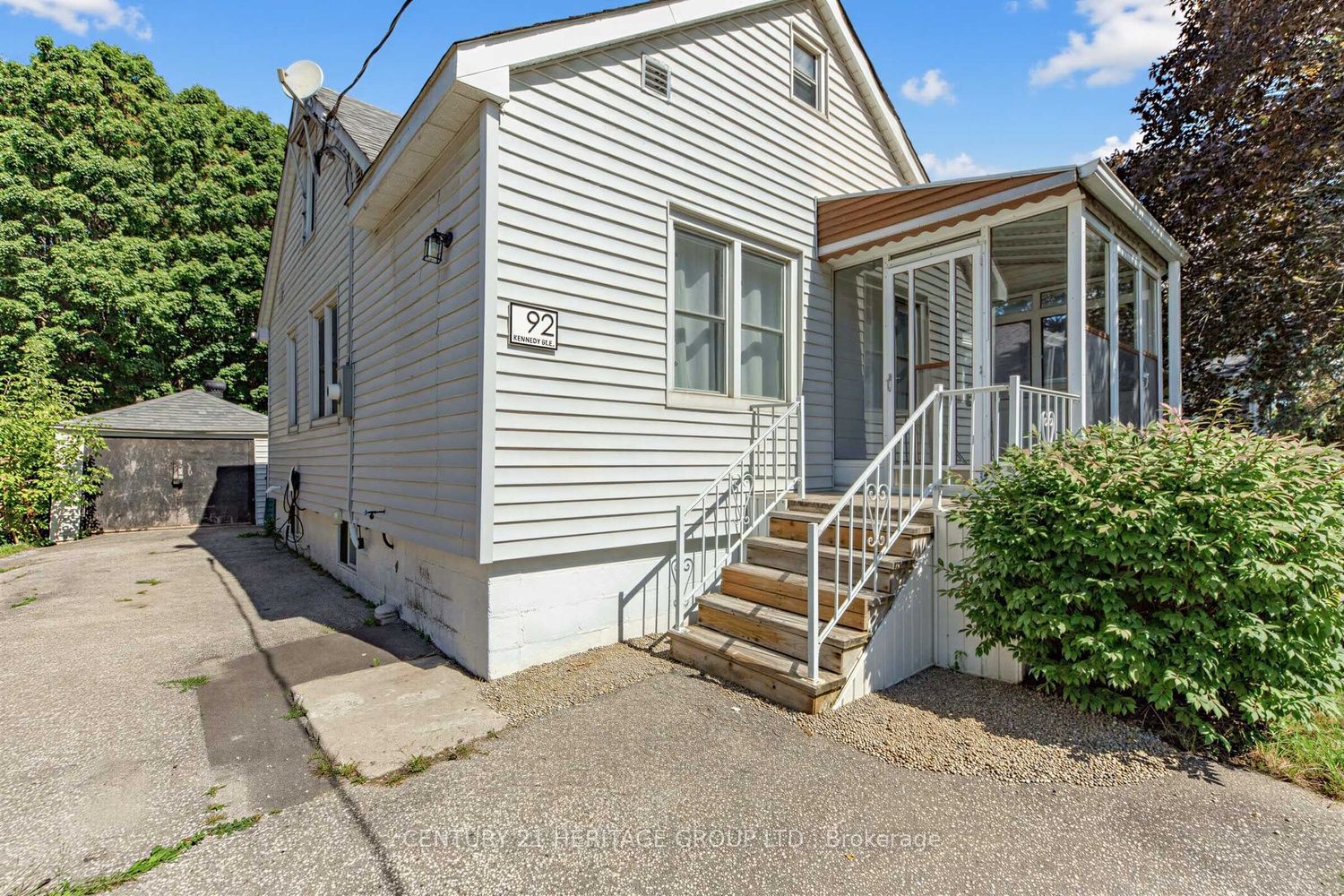 92 Kennedy Street E, Aurora, ON L4G 1C4 photo 3
