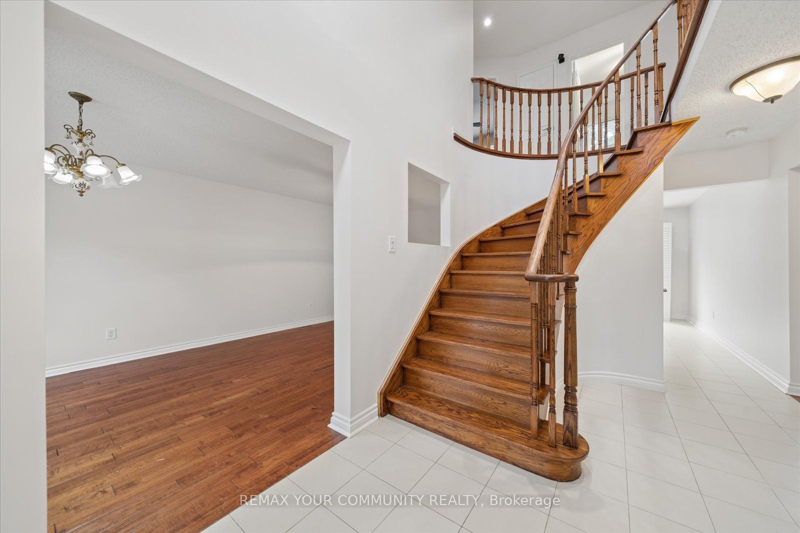 102 Edmund Seager Drive, Vaughan, ON L4J 4S8 photo 3