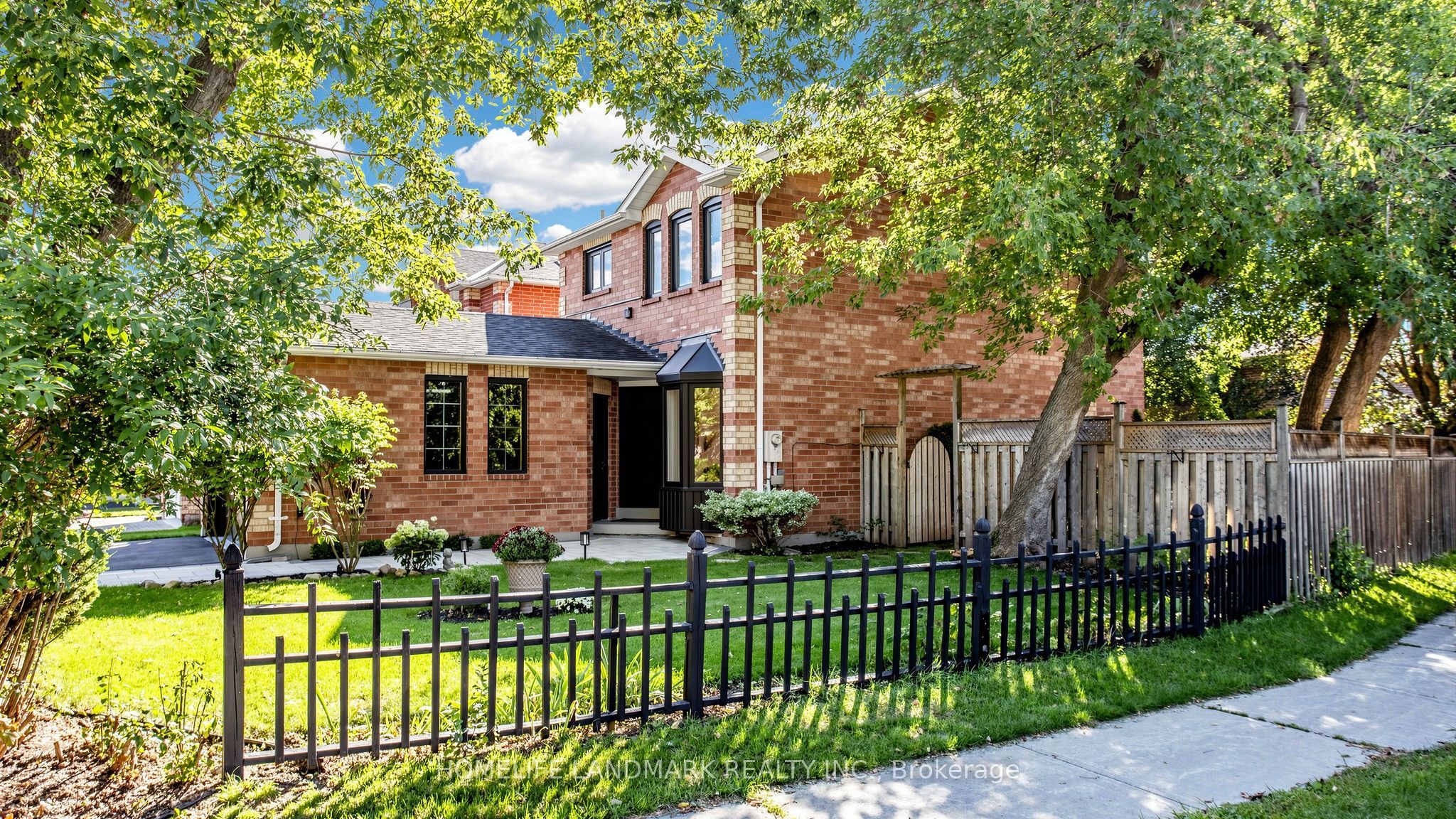 74 Dunsmore Crescent, Richmond Hill, ON L4C 0C5 photo 2