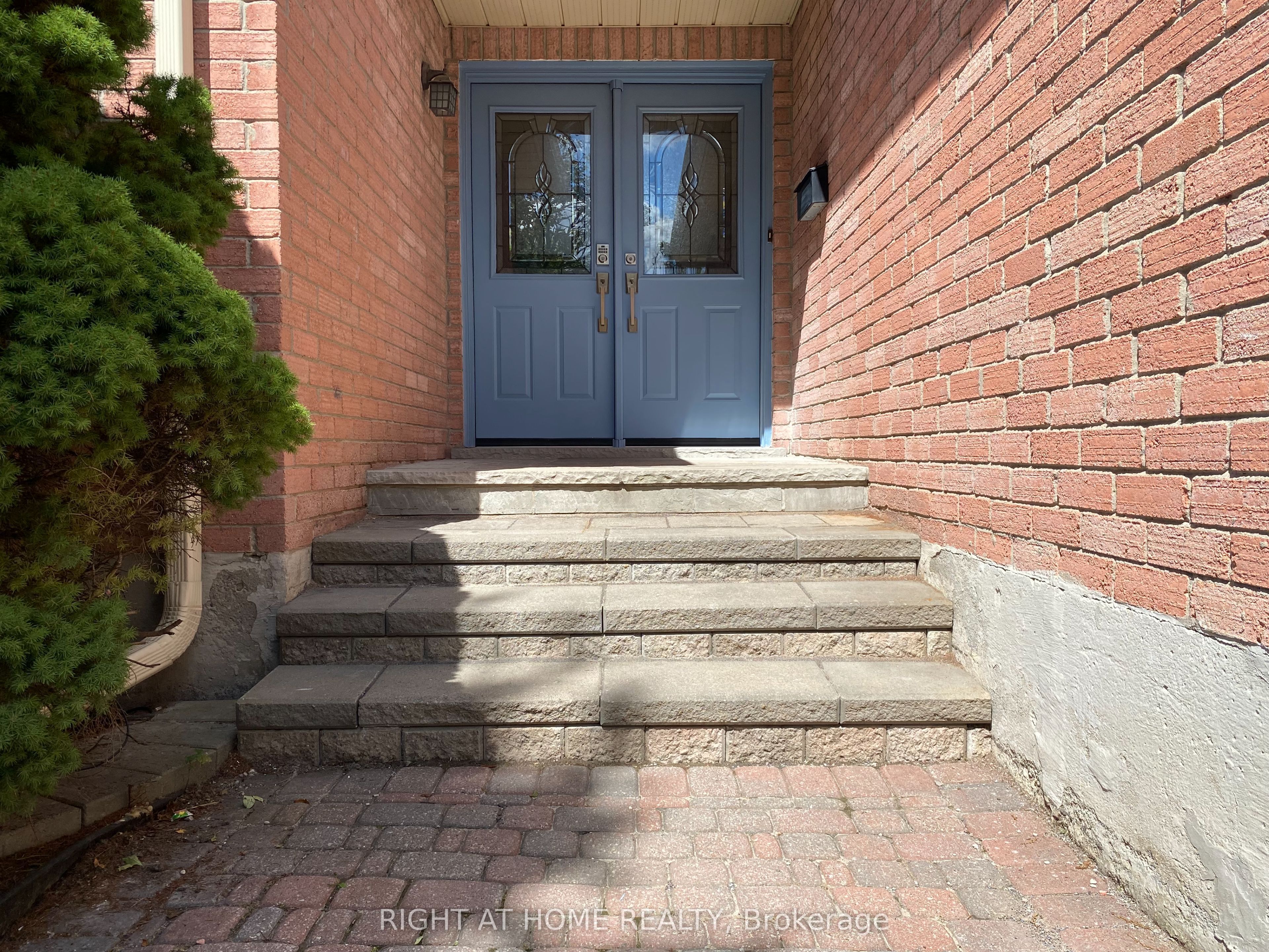 4 Kirkland Court, Richmond Hill, ON L4C 9H3 photo 2