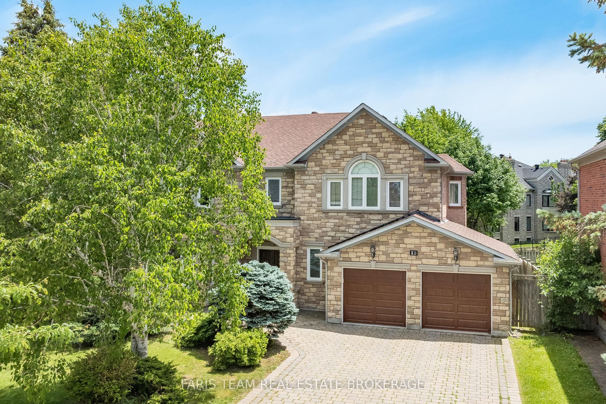 15 Clarendon Drive, Richmond Hill, ON L4B 2Z4 photo 2