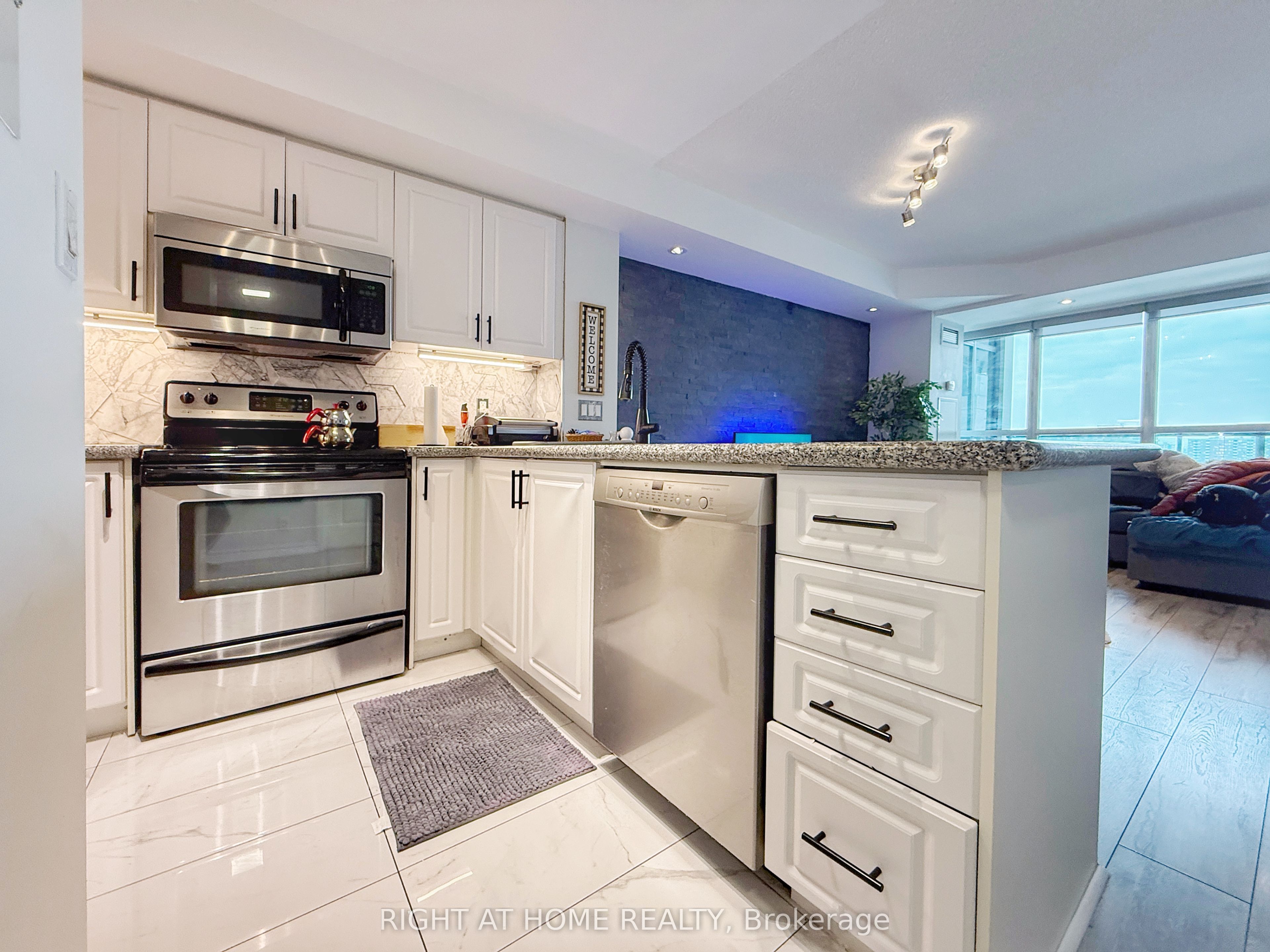 18 Harding Boulevard 1211, Richmond Hill, ON L4C 0T3 photo 2