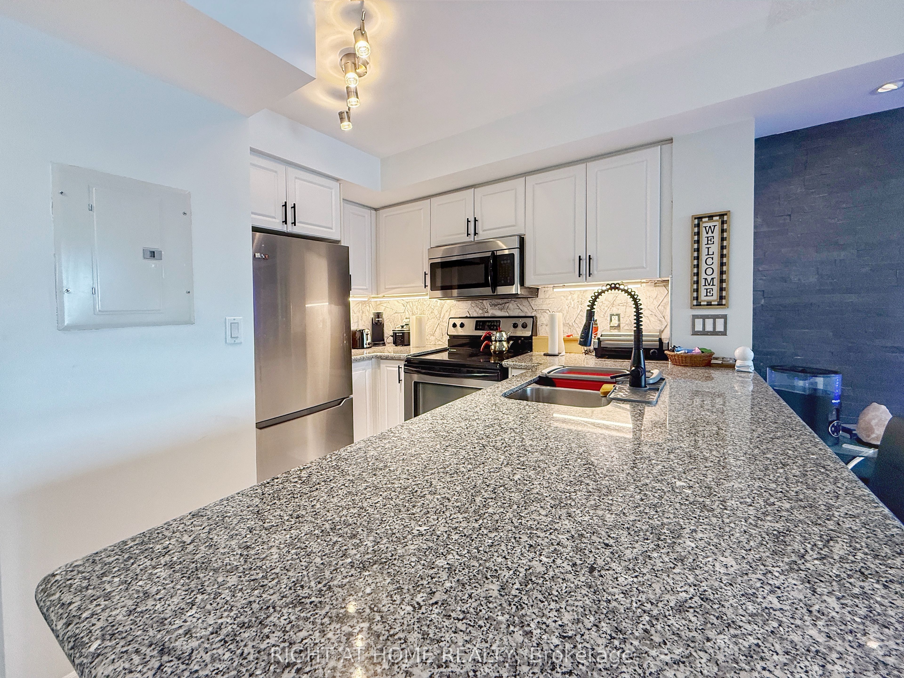 18 Harding Boulevard 1211, Richmond Hill, ON L4C 0T3 photo 3