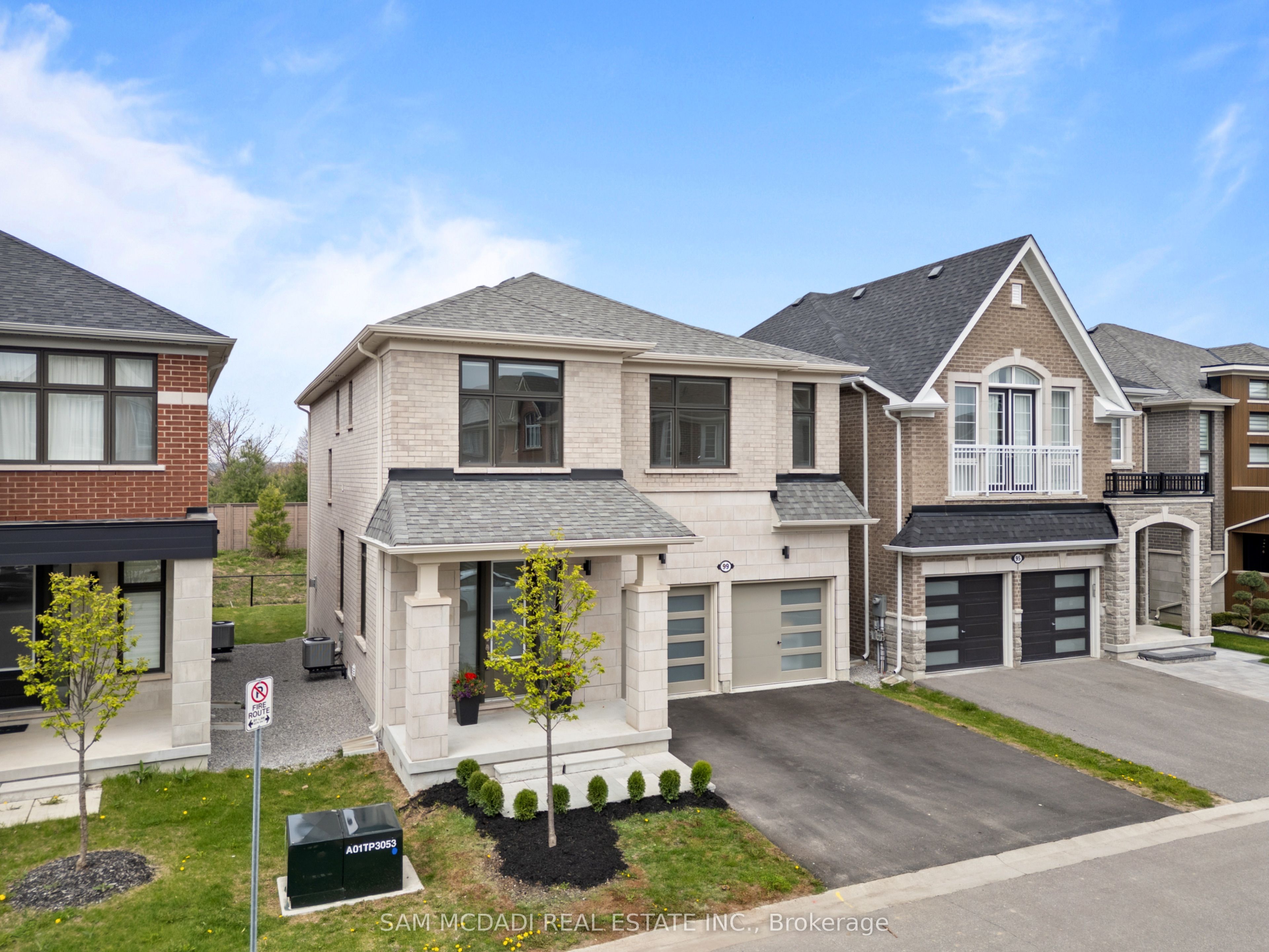 99 Black Walnut Court, Aurora, ON L4G 3X7 photo 2