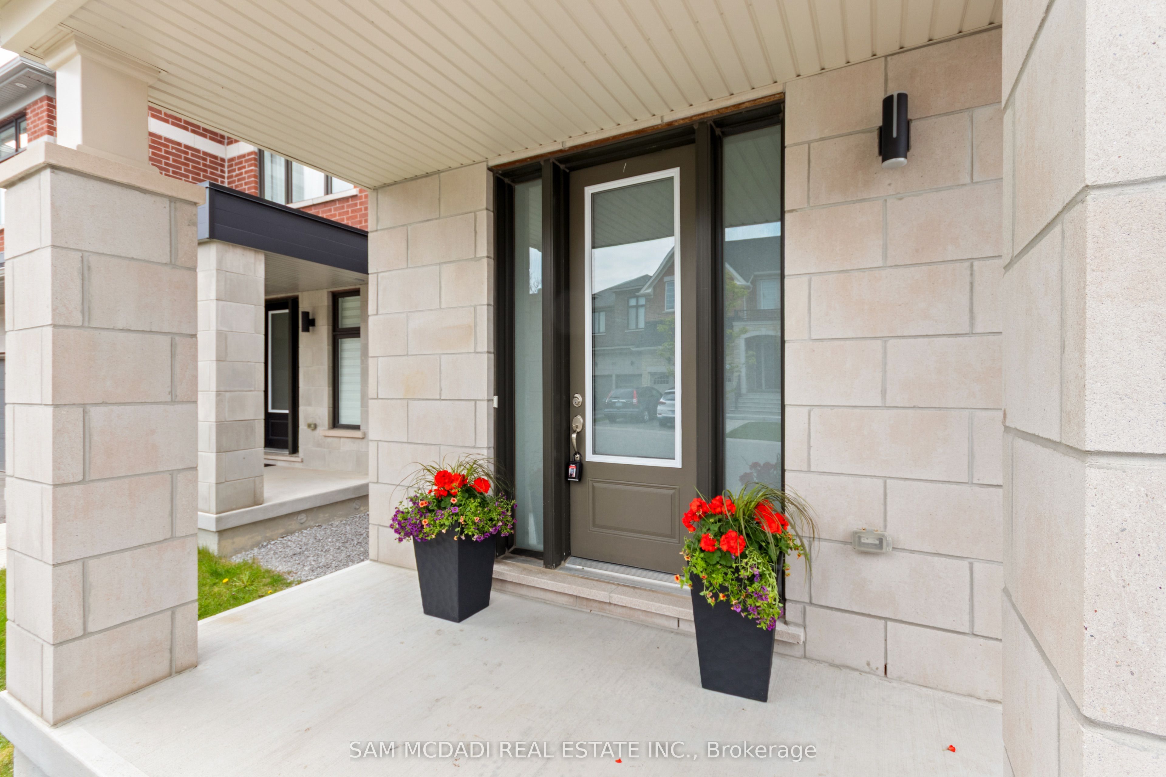 99 Black Walnut Court, Aurora, ON L4G 3X7 photo 4