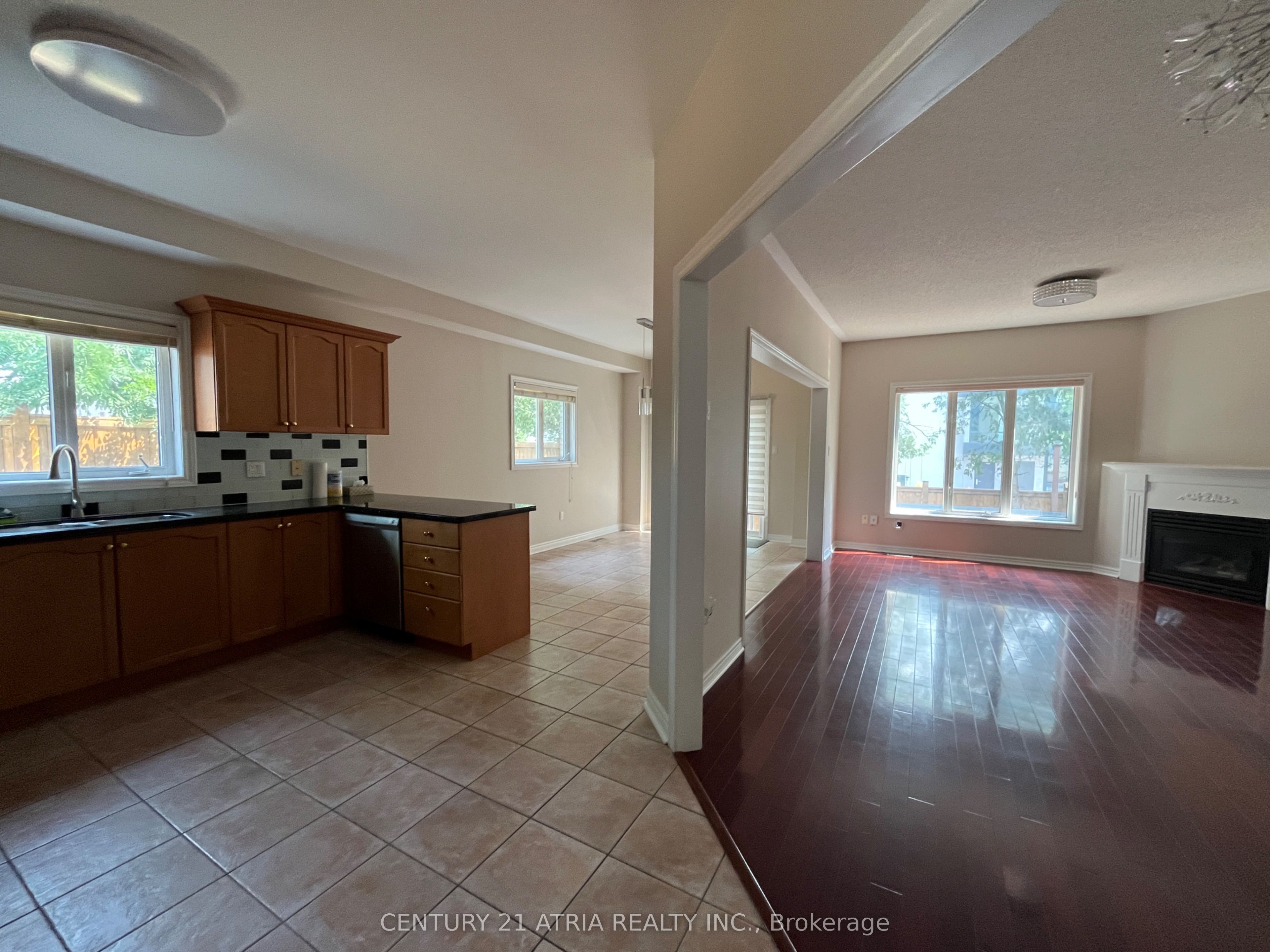 69 Loredana Court, Richmond Hill, ON L4C 0P2 photo 2