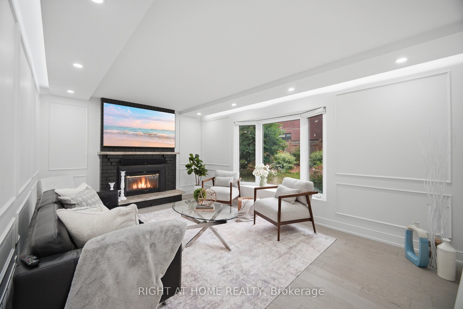 4 Simmons Crescent, Aurora, ON L4G 6B4 photo 2