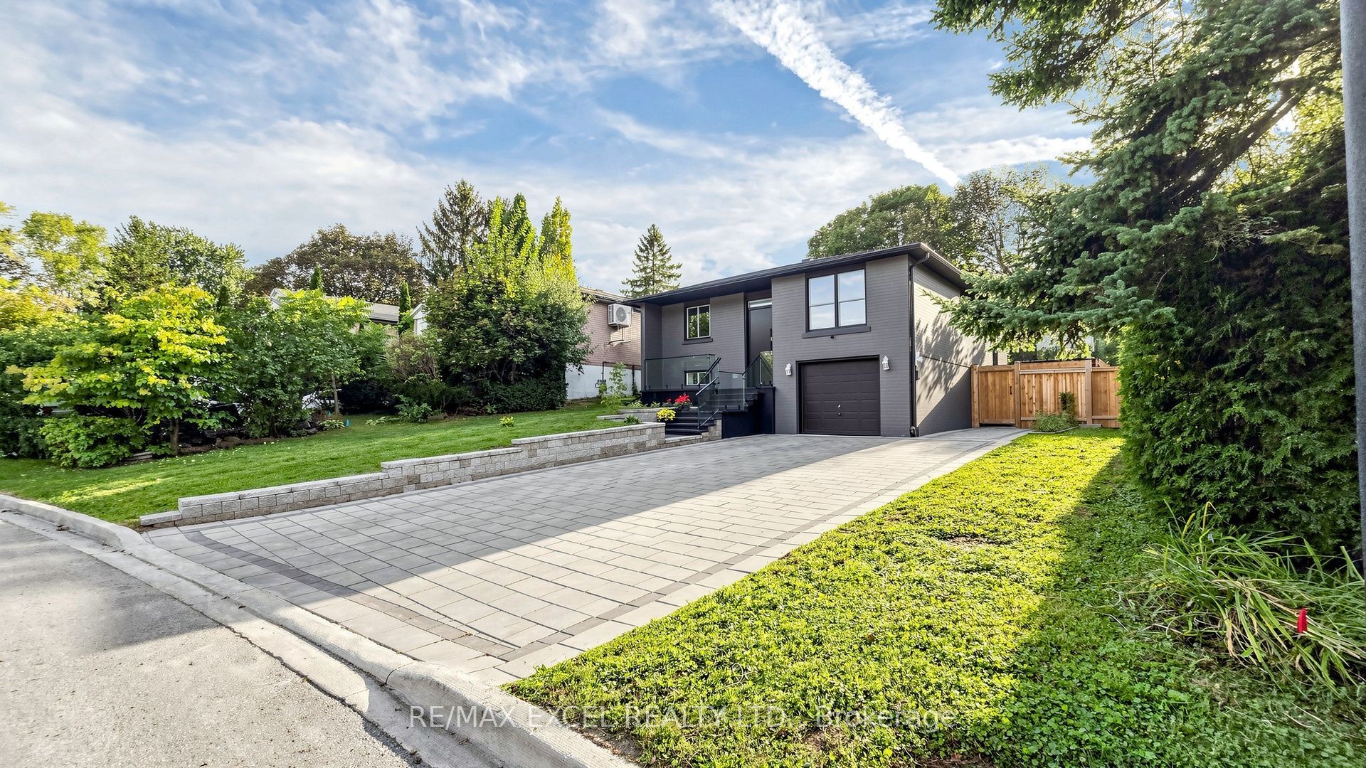 332 Dixon Boulevard, Newmarket, ON L3Y 4V6