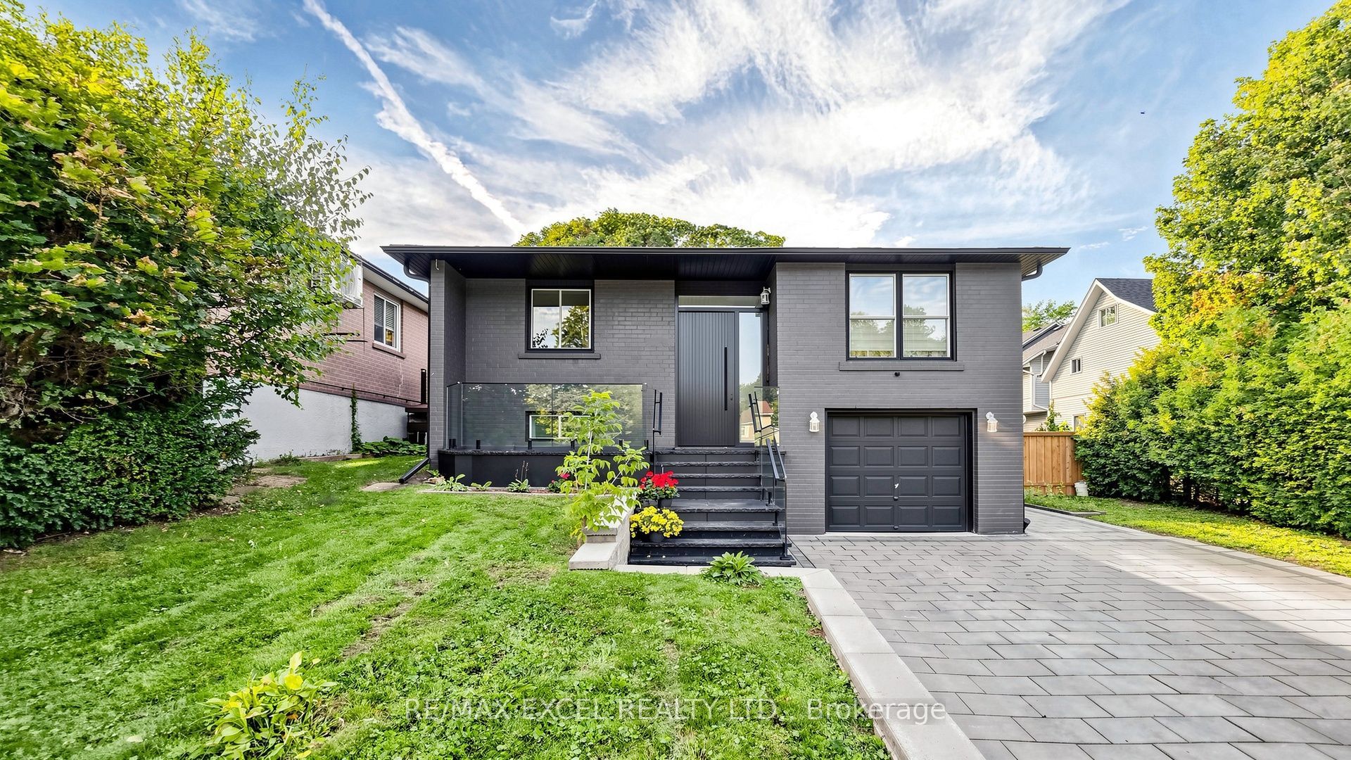 332 Dixon Boulevard, Newmarket, ON L3Y 4V6 photo 2