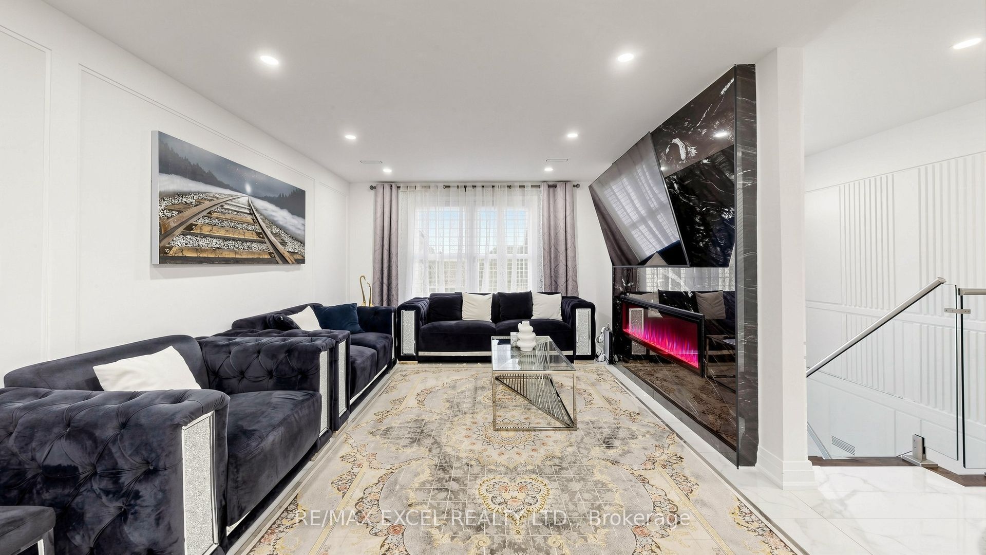 332 Dixon Boulevard, Newmarket, ON L3Y 4V6 photo 3