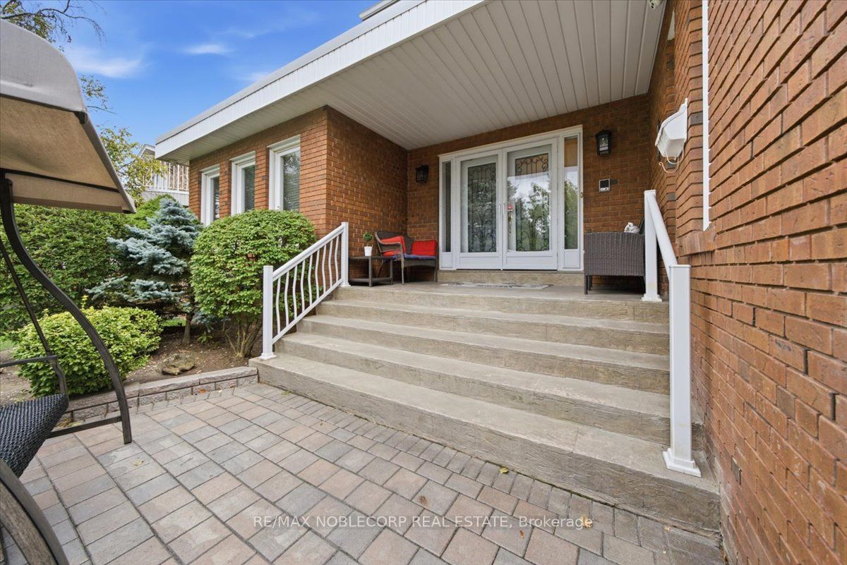 109 Wigwoss Drive, Vaughan, ON L4L 2P9 photo 2