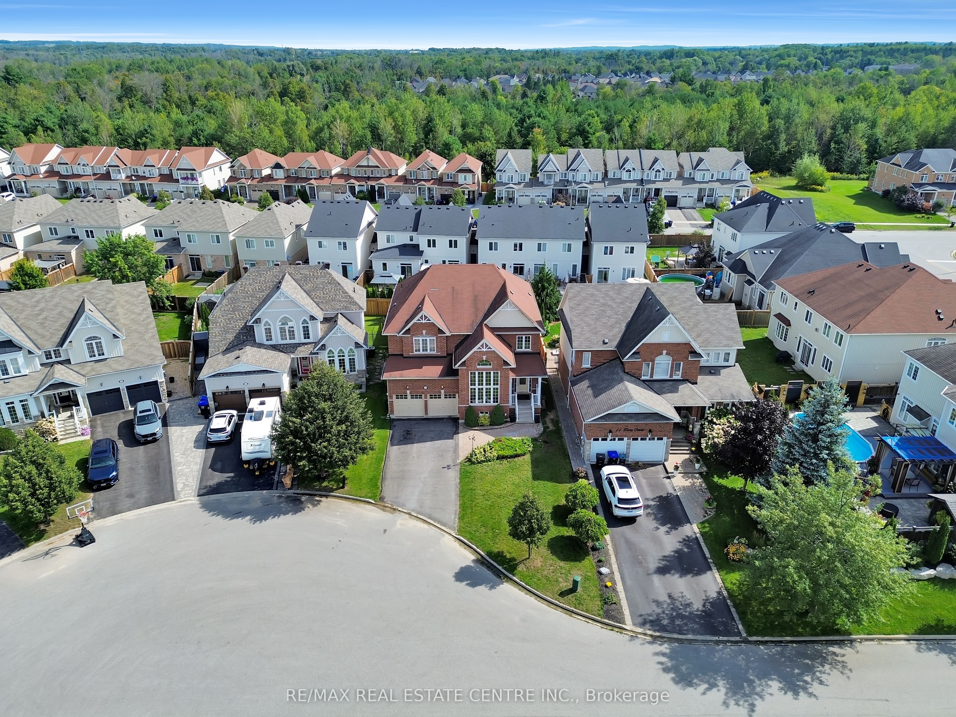 13 Lions Court, Essa, ON L0M 1B5 photo 2