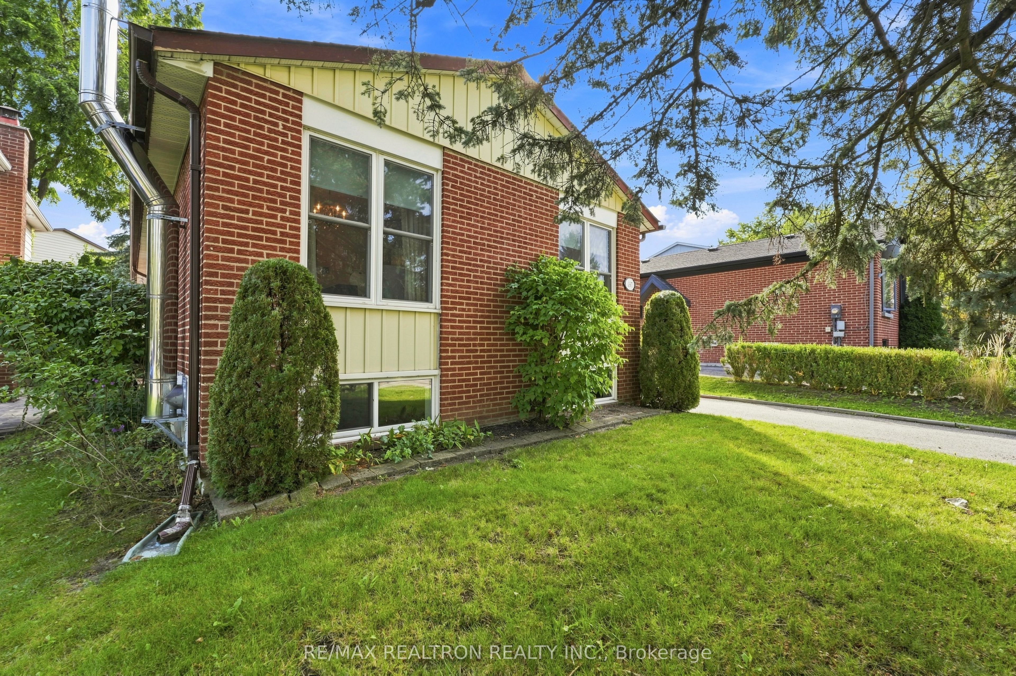 397 Sandford Street, Newmarket, ON L3Y 4S5 photo 3