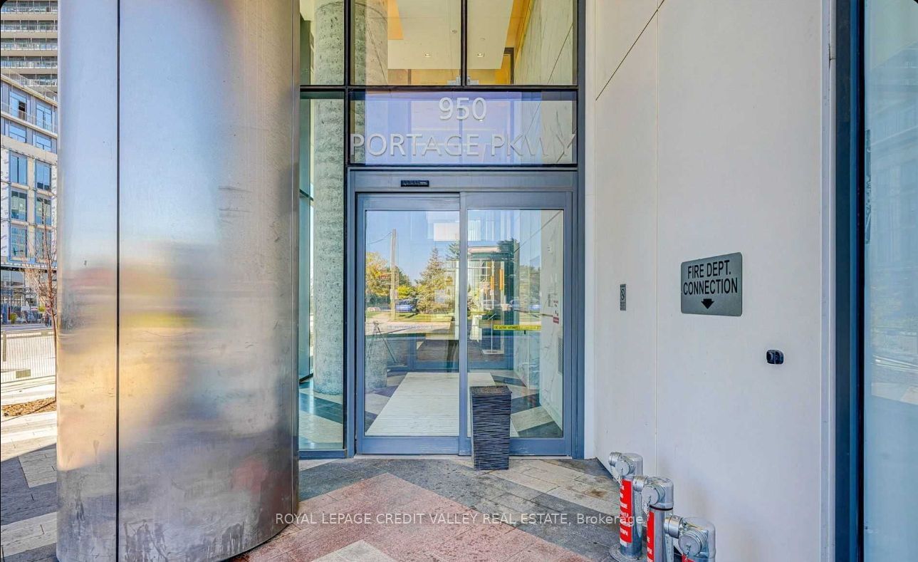 950 Portage Parkway 3701, Vaughan, ON L4K 0J7 photo 3