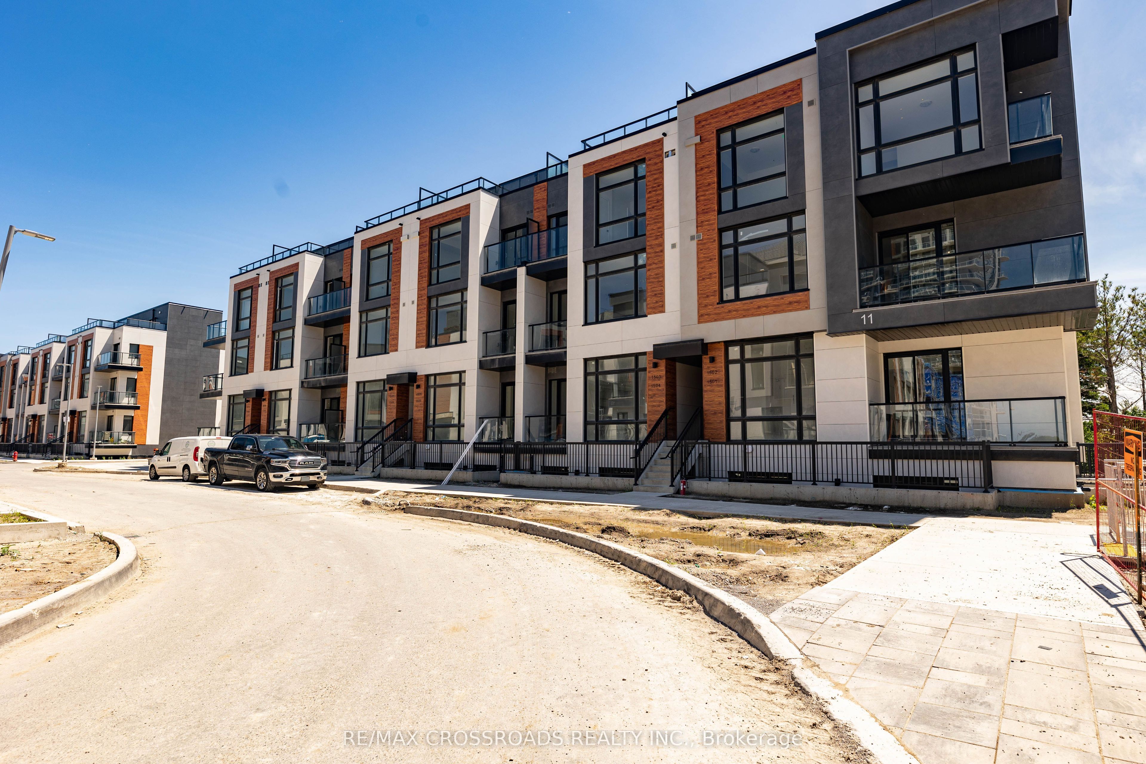 11 David Eyer Road 1503, Richmond Hill, ON L4S 0N3 photo 2