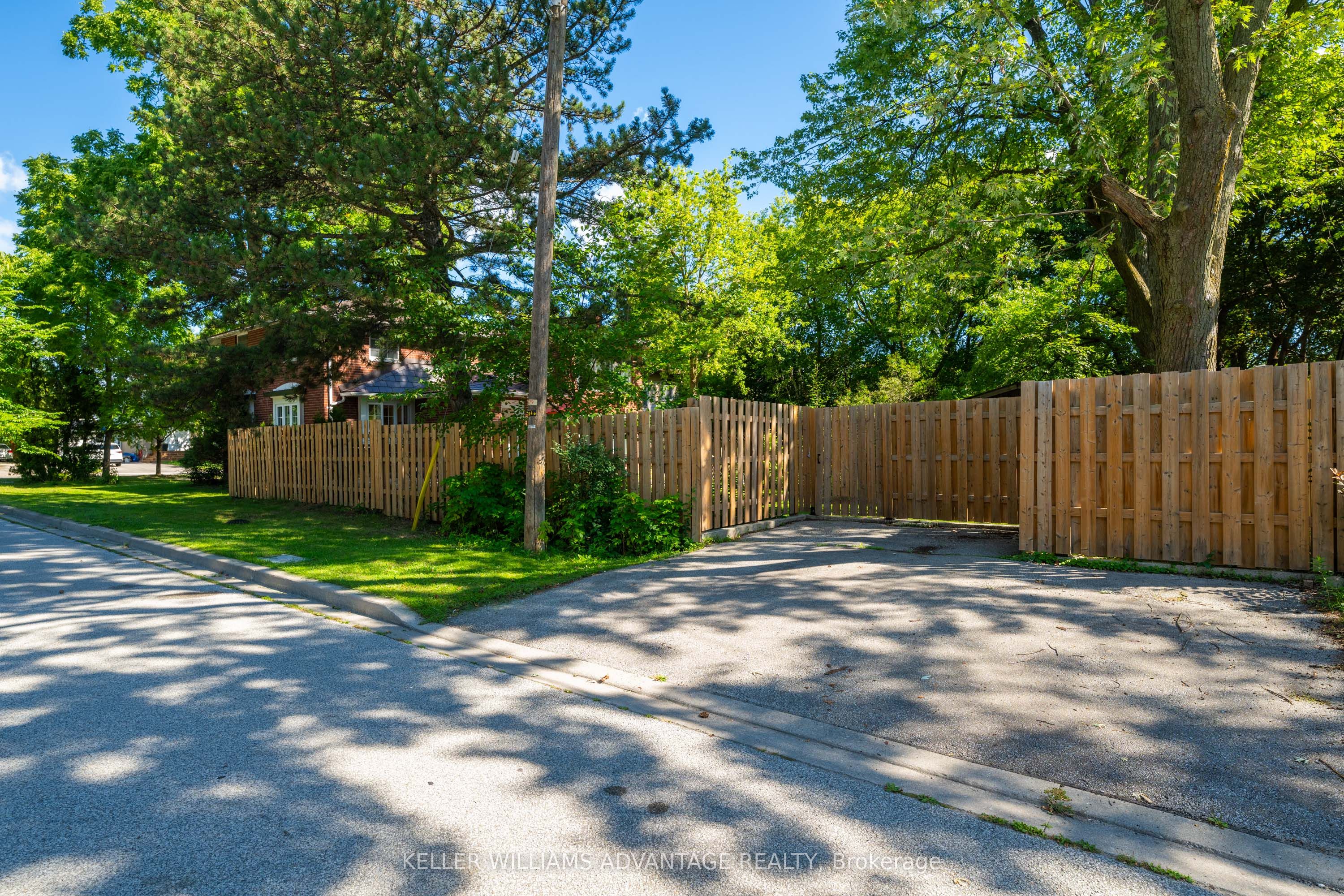 108 Roseview Avenue, Richmond Hill, ON L4C 1E1 photo 2